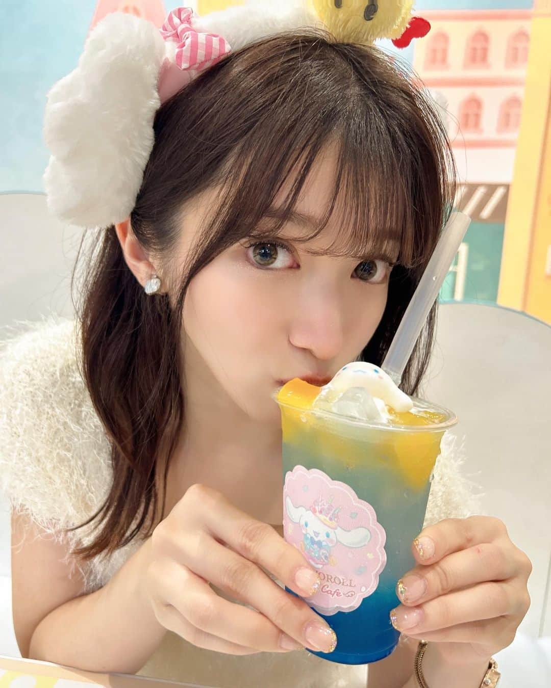 渚志帆のインスタグラム：「2年ぶりのサンリオピューロランド🌈 急遽お友達が誘ってくれて行ってきました🥳  何から何まで可愛いね...もはや可愛いという言葉しか出ないワールドでした🥹  ちなみに私の推しはピアノちゃんなのですが、ピアノちゃんカチューシャは品切れ中でしたん。(前回もだった)  それにしても初めてハグしたスコーンくん、可愛かったな...  いっぱい笑った癒された日でした🌼」