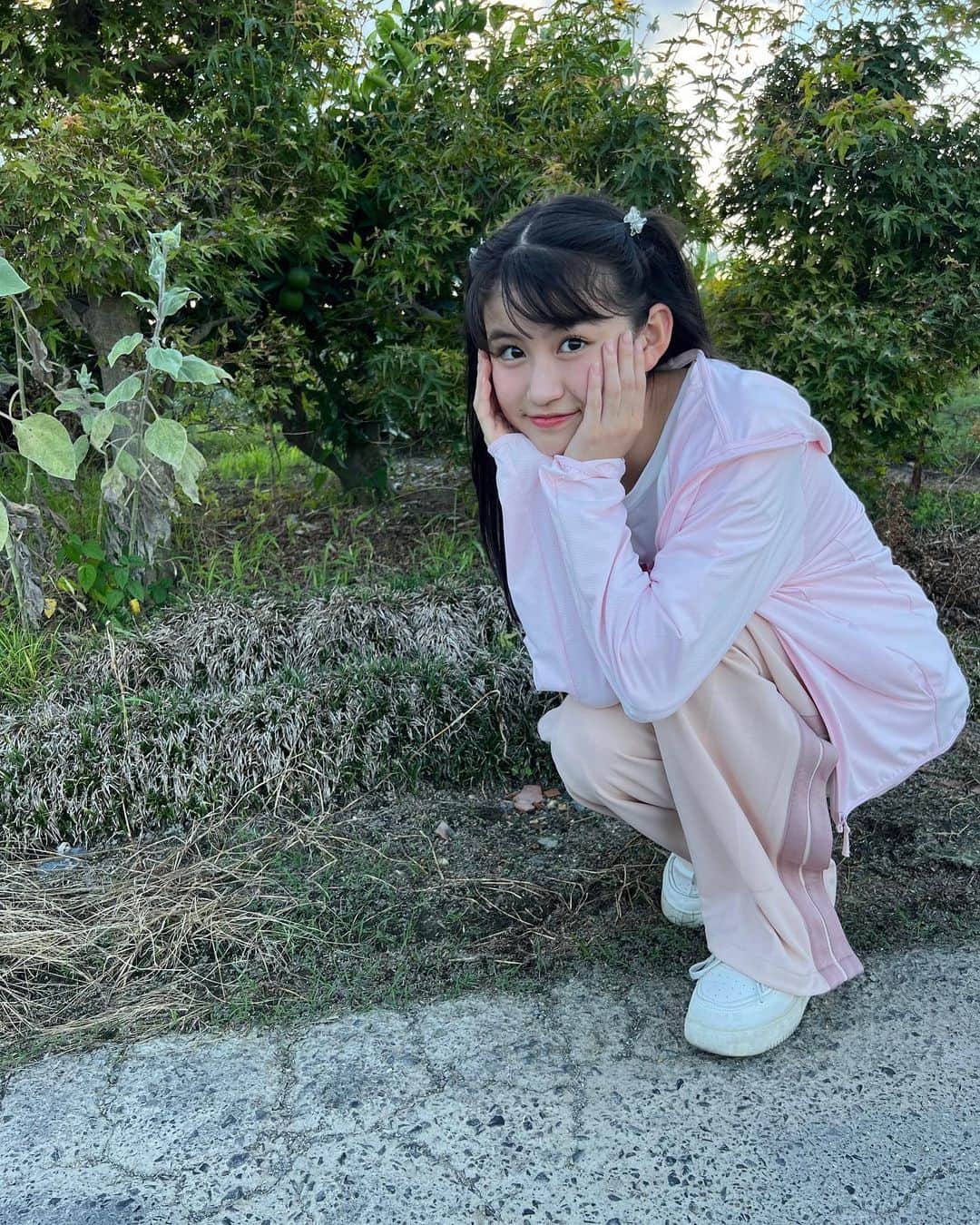 ゆめ & じゅなさんのインスタグラム写真 - (ゆめ & じゅなInstagram)「今年も芋掘りしました〜！！  ピーマンと茄子も一緒に収穫したんです！！😊  このピーマンめっちゃ大きくないですか？？？？  自分で収穫したピーマンはいつもより甘く感じました！！♡  TikTokで、また動画あげるので待っててくださいねっ！！！！✨  #野崎結愛 #ゆめ #07 #高校生  #高一 #fjk #芋掘り #なす  #ピーマン #みどり #緑 #野菜  #収穫 #田舎 #自然 #tiktok」9月23日 20時00分 - yumejuna