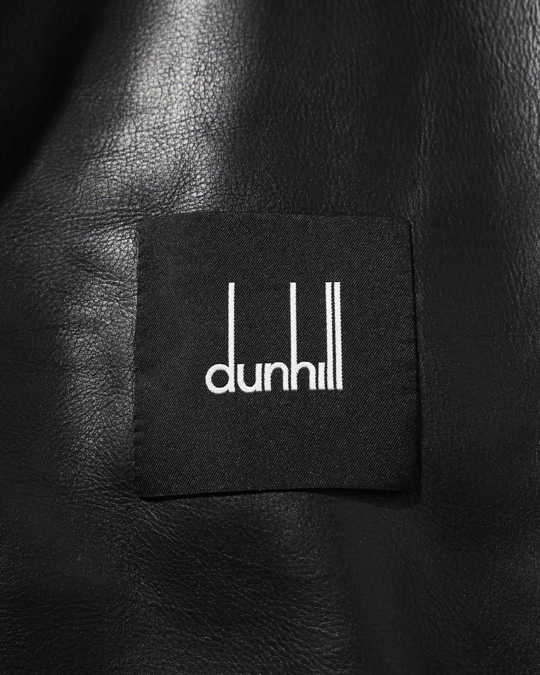 UOMOさんのインスタグラム写真 - (UOMOInstagram)「【エディター推し】DUNHILL｜レザーカーコート  ラグジュアリーブランドから注目の新鋭ブランドまで、UOMO編集部員が見つけた“推しアイテム”を紹介。  36年間、レザーのライダースジャケットだけはどうしても似合う気がせず、もっと言えば黒のスムースレザーの服には手を出してこなかった。アラフォーになったいま、そろそろスエードジャケットだけじゃなく、艶のあるスムースレザーにも手を出していいだろうと、自分自身に勝手に許可。  新生ダンヒルのカーコートはまさに「紳士のレザー」という佇まいでありながら、シルエットがスマートなAラインで若々しい点に一目ぼれ。カーコートって武骨な大人の象徴と思い込んでいたが、これは線の細い大人でも難なく着られる予感。幸せな出会いだった。（UOMO編集 中野）  #エディター推し #DUNHILL #uomo #uomo_magazine #webuomo」9月23日 20時00分 - uomo_magazine