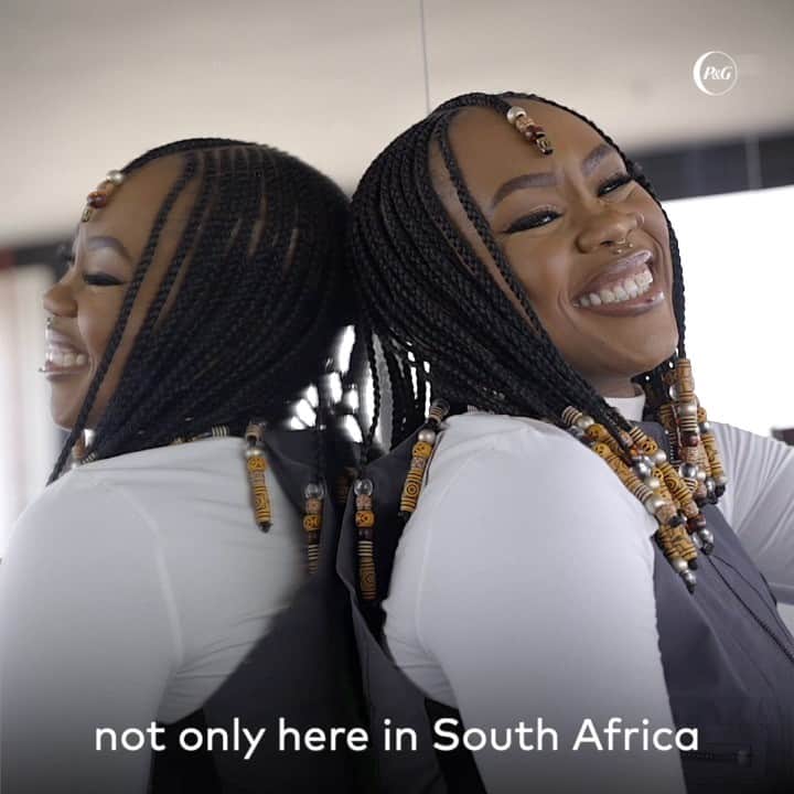 P&G（Procter & Gamble）のインスタグラム：「Tune in & take action to #EndPeriodPovery.   Today, over 1 in 10 menstruating women live in extreme poverty with limited access to safe and hygienic sanitation.   Join us this Saturday at #GlobalCitizenFestival as the #BloodSisters movement graces the stage with a dance performance from local artists - choreographed and originally performed by @bontle.modiselle. Plus @always_brand @always_sa period heroes @wearehervillage and @grassrootsfound will take the mic to share our collective mission to #EndPeriodPoverty.   Find details on where to watch and how you can take action at link in bio.   #WeSeeEqual #KeepingGirlsInSchool」