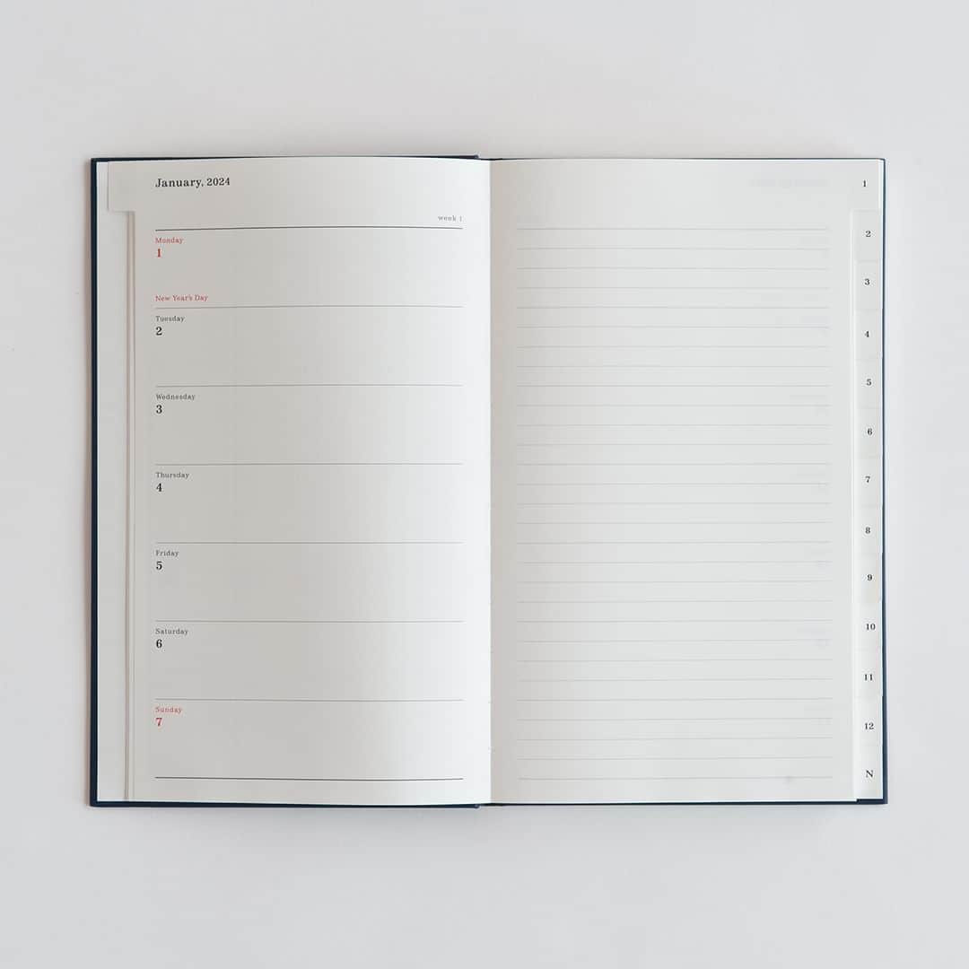 フリーデザインさんのインスタグラム写真 - (フリーデザインInstagram)「葛西さんファン必見！　人気のカレンダーが手帳になって新登場しました。  2024年１月から12月までの月間、週間カレンダーがメインとなった「葛西薫 ダイアリー 2024（アンドーギャラリー）」。カレンダーにも共通する必要最小限のシンプルな構成が魅力です。  目的のページをパッと開きやすいインデックス、書き心地のよさにフォーカスして選んだ紙、平らに開きやすく且つ耐久性の高い綴じ方、と使う人のことを考えて、機能面もすみずみまで設計されています。  細めのかたちで、持ち運ぶに大きすぎず、書き込むに小さすぎない絶妙なサイズもポイント。本のような丈夫なハードカバーには、「ANDO GALLERY」の「A」のロゴと「2024」が型押しされているだけの飾らない品の良さがあります。  カラーは紺と赤の２種類。カレンダーの文字と合わせた色味が採用されています。中身の詳細はページ内に掲載していますので、ぜひチェックしてみてください。  ▼詳細はプロフィールのリンクからご覧いただけます。 → @freedesign_jp  【取扱店舗】 オンラインショップ 吉祥寺店  #葛西薫ダイアリー #葛西薫カレンダー #葛西薫 #andogallery #アンドーギャラリー #2024手帳  #2024ダイアリー #2024diary #カレンダー2024 #スケジュール帳 #仕事道具 #仕事ノート #タスク管理 #マンスリー #ウィークリー #文房具好き #文房具マニア #ステーショナリー #ステーショナリー好き #シンプルデザイン #シンプルライフ #シンプルな暮らし #くらしを整える #日々のくらし #心地よい時間 #フリデザ #フリーデザイン #freedesign_jp」9月23日 20時00分 - freedesign_jp
