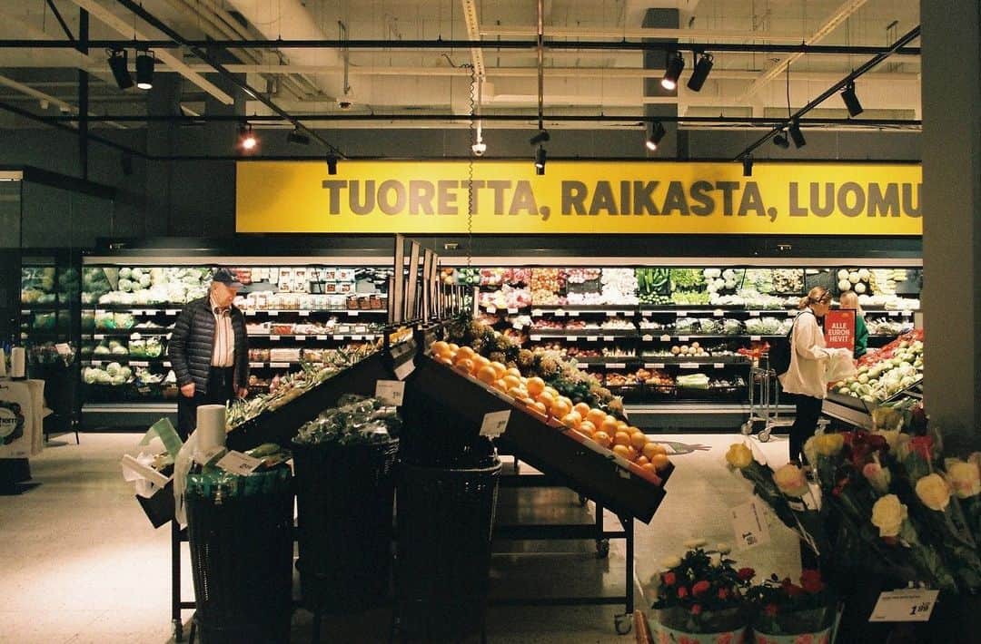 平岡佐智男のインスタグラム：「［北欧新婚旅行5：お土産をムーミンで先に決めなくてもいい］  フィンランドといえばムーミン。ムーミンショップも百貨店に入っていてついつい行ってしまう。 しかもスーパーマーケットにも実はムーミングッズがたくさんある。 　 ヘルシンキにはSマート、Kマート、ALEPHAなどスーパーがあるが、Kマートに結構い多いイメージ。 特にヘルシンキ駅の横にあるKマートには専門のコーナーもあるほどだ。  スーパーには行く機会もたくさんあり、ついつい買ってしまいがちだが、旅行中はめちゃくちゃ可愛いパッケージのものや美味しそうなものなどお土産候補が山ほど出てくる！ ムーミン好きの方にはムーミンがもちろんいいが、ほかのものでもいいと思うようになる可能性がある！お土産は焦らないでよさそうだ！  スーパーに関していうと、野菜の買い方は覚えておいたほうがいい。 野菜の量り売りは、袋に野菜を入れて、値札に番号が書いてあるのでその番号を秤に入力する必要がある。 その後出てくるバーコードを袋に貼ってレジへ持っていくといい。 旅のメモによると 袋に野菜入れる→値札番号を入力→野菜おく→（もう一回番号押す）→バーコード出てくると書いてある  あと、スーパーに併設するようにALKOというアルコール専門店がついていることも多い 市場などにも入っていることがある。 妻が大変なお酒好きなのでヘルシンキ中のALKOにお世話になった。なりっぱなしであった。今度行く時は菓子折りを持っていこうと思っている。 ちなみに土曜は15時まで、日曜はお休みなのでお酒をお買い求めの方はご注意。 お土産でお酒をと考えられる方も、日本へ持って帰れる量が決まっているようなのでご注意。  そういう情報も事前に調べていたのは妻だ！まじ仕事ができる  そういえば、ストックマンという大きなデパートの最上階の受付でパスポートを見せると、10％オフチケットがもらえるから、私は行ってこようと思う、といい出したことがあった。  いつ、どこでそんな情報を仕入れたのか、そして俺は連れてってくれないのか！？といういろんな感情が巡ったが、喰らいつくようについていった。  ヘルシンキでも彼女の自立した考えが際立っていた  #ヘルシンキ #北欧 #北欧旅行 #フィンランド旅行 #フィンランド #北欧新婚旅行 #海外 #海外旅行 #helsinki #finland」