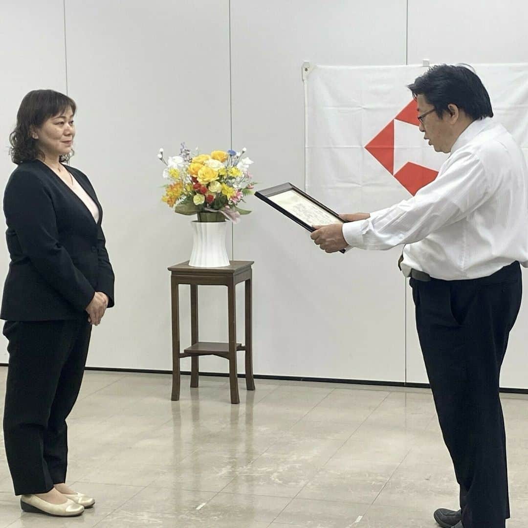 のインスタグラム：「日本生命山口支社小郡営業部が感謝状をいただきました！ 小郡営業部では、社会貢献活動の一環として、自動販売機の売上の一部を寄付し、犯罪や交通事故による被害者を支援する活動に貢献しています。 この取り組みに対し、寄付先である山口被害者支援センターより感謝状をいただきました。 日本生命では、約７万人の役員・職員が社会貢献活動に取り組むActionサステナビリティ(社会貢献)を展開しています。 引き続き全役員・職員による社会貢献活動を推進していきます。」