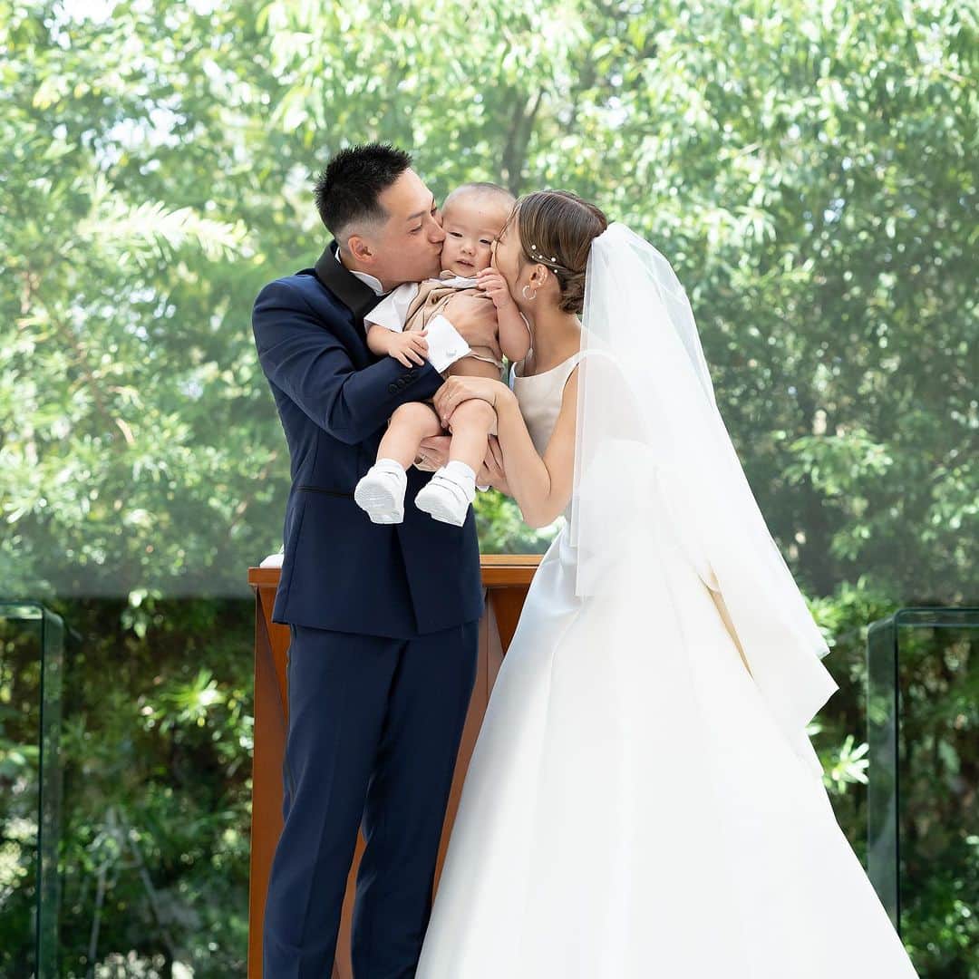 コトワ奈良公園プレミアムビューのインスタグラム：「. 可愛いすぎる family kiss 🌼✨ お子さまがいらっしゃるからこそできるセレモニー💞 . .  ▼▼▼ ブライダルフェアのご予約 ブログやウェディングレポートは @kotowanarakouen TOPページよりご覧ください🔍 . #kotowa奈良公園premiumview #koto嫁 #結婚式場#奈良結婚式場#ブライダルフェア#全国のプレ花嫁さんと繋がりたい #式場見学#カラードレス#ドレス選び#ヘアスタイル#プレ花嫁 #日本中のプレ花嫁さんと繋がりたい #前撮り#結婚式#プロポーズ#ブーケ招待状#奈良花嫁#ドレスフィッティング#ドレス#結婚式準備#ウェディングフォト#ウェディング#ウェディングドレス#結婚式場探し#dearswedding #ふたりの未来を探す旅」