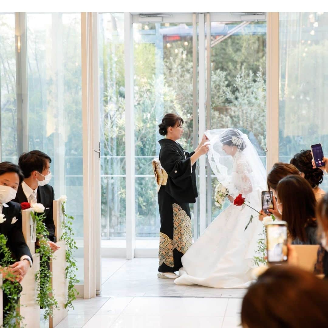 RIVIERA WEDDING　リビエラ ウェディング　公式さんのインスタグラム写真 - (RIVIERA WEDDING　リビエラ ウェディング　公式Instagram)「. 一面ガラス張りの入口から降り注ぐ光が、祝福の日を一層晴れやかに彩ります。 大理石のバージンロードが美しい、完全独立型チャペル”ブランシュール”。」9月23日 20時00分 - riviera.tokyo.weddings