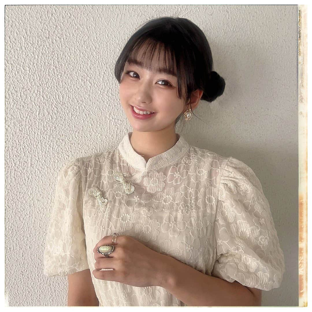 奥森皐月さんのインスタグラム写真 - (奥森皐月Instagram)「. . . 明日10:00〜 フジテレビ系『ワイドナショー』に出演いたします！ . ワイドナティーンとして初出演です。 果たして私がティーンを名乗っていいのでしょうか。若者を代表していいのでしょうか。ぜひリアルタイムでご覧ください☺︎ . . . QJWebにて『奥森皐月のお笑い事件簿』最新記事が公開されています。 今月は歴史に残るであろう事件、ランジャタイ国崎さんの七変化と有吉クイズ深夜枠復活について書いています。 毎月お笑いについて限って記事を書いていますが、案外トピックが尽きません。すべてのお笑いに携わる人、ありがとう。 . 今月の記事も先月の記事もその前の記事も良いのでQJWebからお読みください！最新回はストーリーズハイライト「9月告知」のリンクからご確認いただけます。 . . . #奥森皐月 #ワイドナショー #フジテレビ #ワイドナティーン #出演情報 #QJWeb #お笑い #テレビ #ラジオ #レトロ #セミロング #チャイナ #チャイナ風 #ワンピース #ヘアアレンジ #イヤリング #スターダストプロモーション」9月23日 20時01分 - satuki_okumori_official