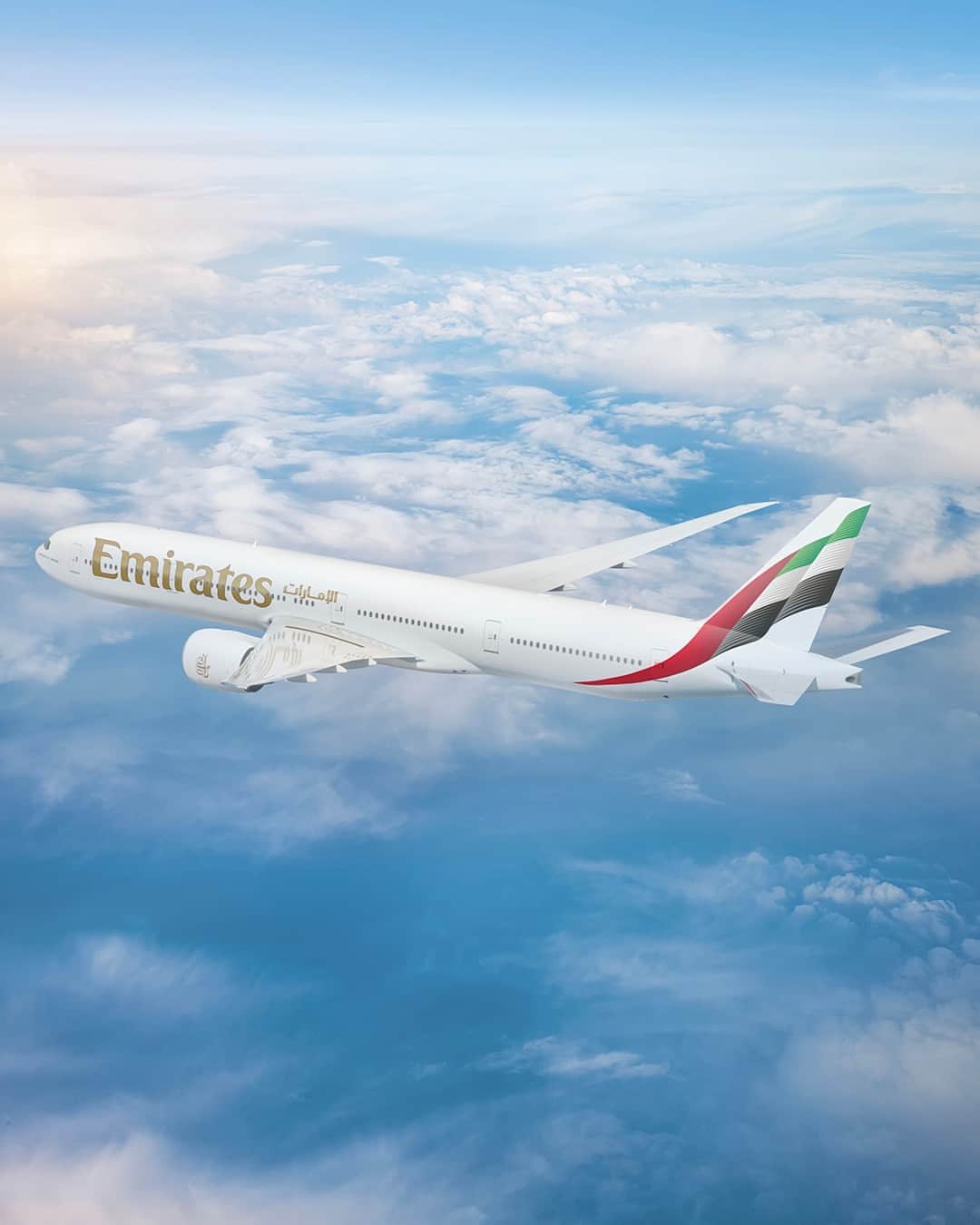 エミレーツ航空のインスタグラム：「Whether you're on the ground or at 40,000 feet, we wish you a happy weekend. 🤗  #Emirates #FlyBetter」