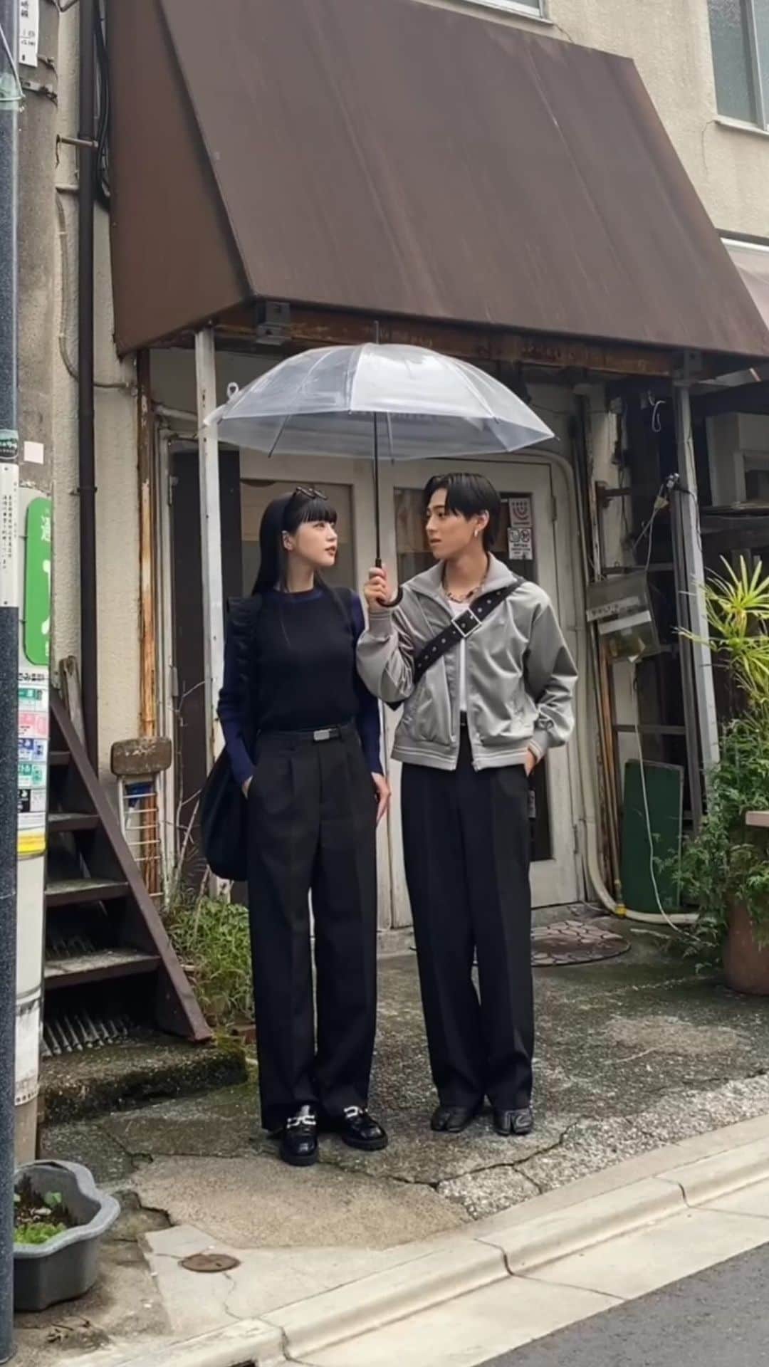 こたのインスタグラム：「雨が降りそうで降らない日の散歩デートの日。」