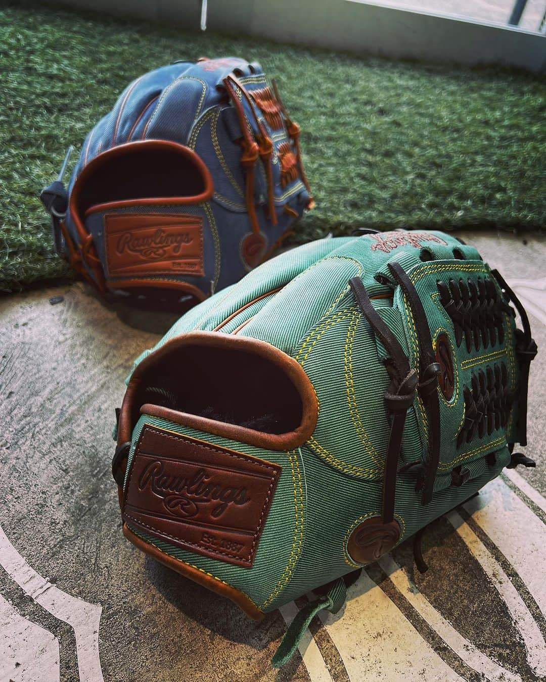 Rawlings Japanさんのインスタグラム写真 - (Rawlings JapanInstagram)「⚾️野球堂一球です⚾️ ・ ローリングスから激渋軟式グローブが入荷しました！🥰 ・ ジーンズ生地みたいな素材です！！ めっちゃ渋い😂 これ個人的にまじで欲しい…笑 ・ 是非店頭にてチェックしてみてください！ ・ 御来店お待ちしております！🙇‍♂️ ・ #野球堂一球  #一球 #IKKYU #Baseball #野球 #Baseballshop #野球専門店 #大阪 #OSAKA #寝屋川 #硬式野球 #軟式野球 #グラブ #グローブ #バット #甲子園 #高校野球 #ローリングス #rawlings  #rawlingsglove  #rawlingsbaseball」9月23日 20時05分 - rawlings_japan_llc