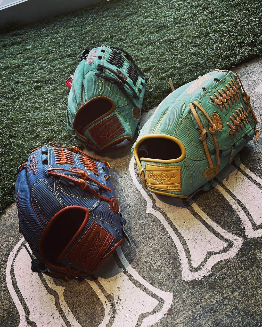 Rawlings Japanさんのインスタグラム写真 - (Rawlings JapanInstagram)「⚾️野球堂一球です⚾️ ・ ローリングスから激渋軟式グローブが入荷しました！🥰 ・ ジーンズ生地みたいな素材です！！ めっちゃ渋い😂 これ個人的にまじで欲しい…笑 ・ 是非店頭にてチェックしてみてください！ ・ 御来店お待ちしております！🙇‍♂️ ・ #野球堂一球  #一球 #IKKYU #Baseball #野球 #Baseballshop #野球専門店 #大阪 #OSAKA #寝屋川 #硬式野球 #軟式野球 #グラブ #グローブ #バット #甲子園 #高校野球 #ローリングス #rawlings  #rawlingsglove  #rawlingsbaseball」9月23日 20時05分 - rawlings_japan_llc