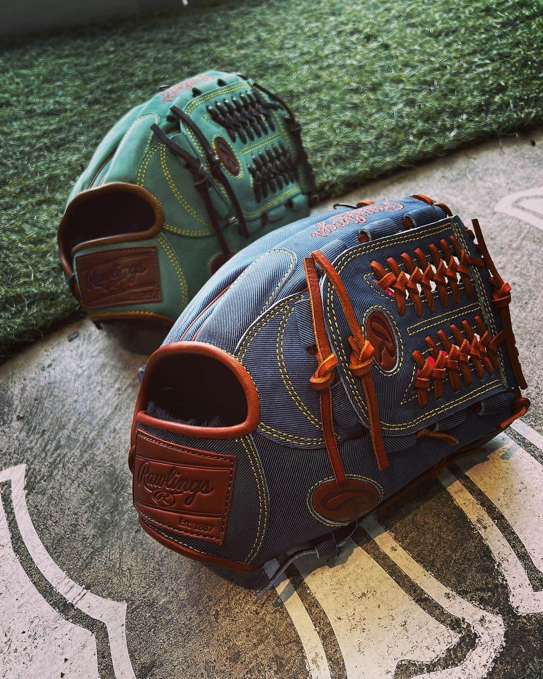 Rawlings Japanさんのインスタグラム写真 - (Rawlings JapanInstagram)「⚾️野球堂一球です⚾️ ・ ローリングスから激渋軟式グローブが入荷しました！🥰 ・ ジーンズ生地みたいな素材です！！ めっちゃ渋い😂 これ個人的にまじで欲しい…笑 ・ 是非店頭にてチェックしてみてください！ ・ 御来店お待ちしております！🙇‍♂️ ・ #野球堂一球  #一球 #IKKYU #Baseball #野球 #Baseballshop #野球専門店 #大阪 #OSAKA #寝屋川 #硬式野球 #軟式野球 #グラブ #グローブ #バット #甲子園 #高校野球 #ローリングス #rawlings  #rawlingsglove  #rawlingsbaseball」9月23日 20時05分 - rawlings_japan_llc