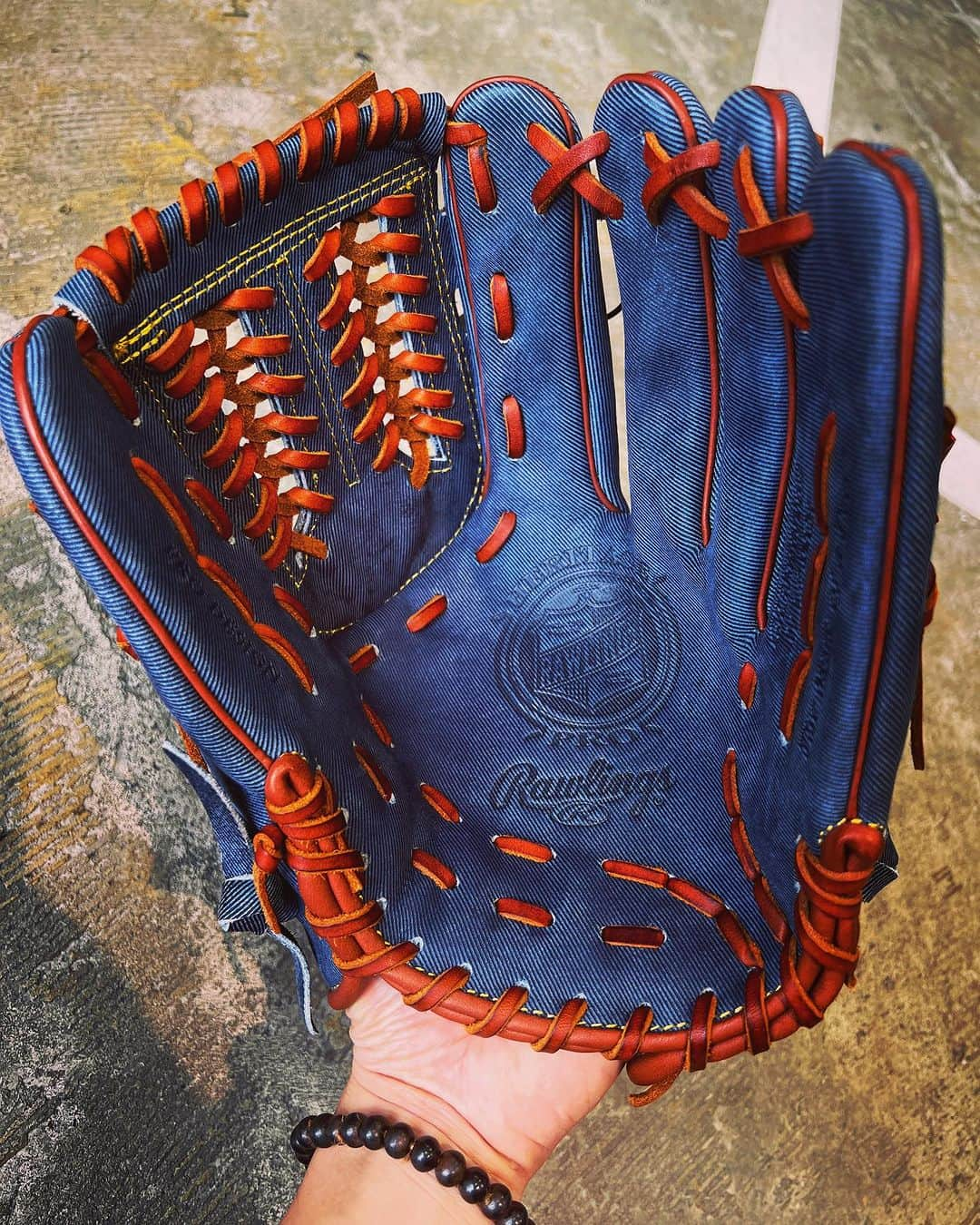 Rawlings Japanさんのインスタグラム写真 - (Rawlings JapanInstagram)「⚾️野球堂一球です⚾️ ・ ローリングスから激渋軟式グローブが入荷しました！🥰 ・ ジーンズ生地みたいな素材です！！ めっちゃ渋い😂 これ個人的にまじで欲しい…笑 ・ 是非店頭にてチェックしてみてください！ ・ 御来店お待ちしております！🙇‍♂️ ・ #野球堂一球  #一球 #IKKYU #Baseball #野球 #Baseballshop #野球専門店 #大阪 #OSAKA #寝屋川 #硬式野球 #軟式野球 #グラブ #グローブ #バット #甲子園 #高校野球 #ローリングス #rawlings  #rawlingsglove  #rawlingsbaseball」9月23日 20時05分 - rawlings_japan_llc