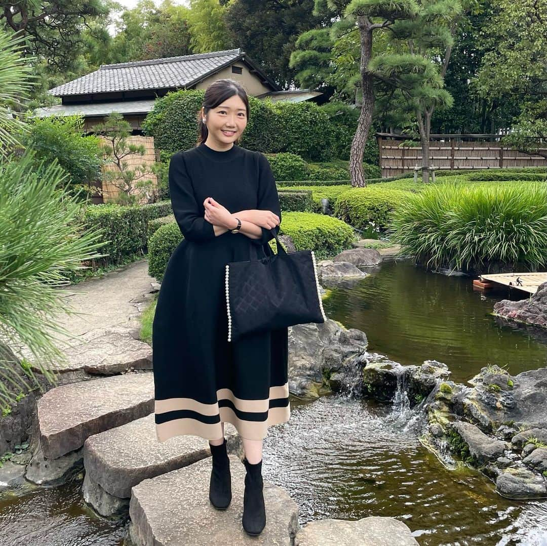 橘珠里のインスタグラム：「♥︎  今日は急に涼しい…  曇っていて、写真の色味はやや地味な感じになりますが、とっても過ごしやすかったです☁️  そして、秋服も着られて嬉しかった⋆͛   𝐝𝐫𝐞𝐬𝐬/𝐛𝐚𝐠 ➭ @tocco_closet   ワンピースはウエストがキュッと見えるシルエットが好きです◎ バッグはサブバッグにも便利  最後に動画もあるので、スワイプして見てもらえたら嬉しいです⸝⋆  #tocco #toccocloset #toccoclosetluxe #japan #japansesfashion #トッコ #トッコクローゼット #トッコクローゼットリュクス #美香さん #ワンピース #ワンピースコーデ #秋服 #秋服コーデ #サブバッグ #お稽古バッグ #大人のお稽古バッグ #大人コーデ #ブラックコーデ」