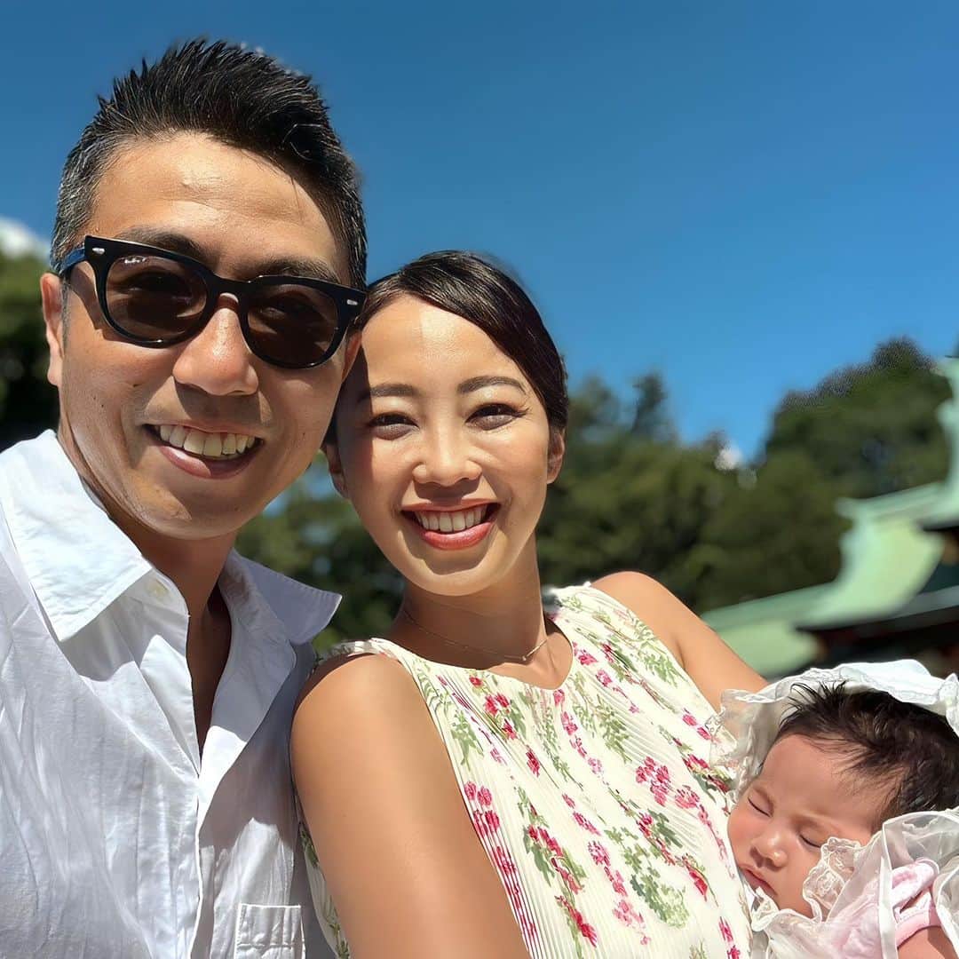 のインスタグラム：「まっっったく落ち着かないお宮参り😂⛩️  目を離すとすぐ脱走する長男に、 集合写真で顔を隠す長女。 そして、 空気の読める主役(次女)。  3人とも、とにかく健康ですくすく育ってね。  👗: @lauraashleyuk   #お宮参り #お宮参りコーデ  #mamafashion  #familyevent」