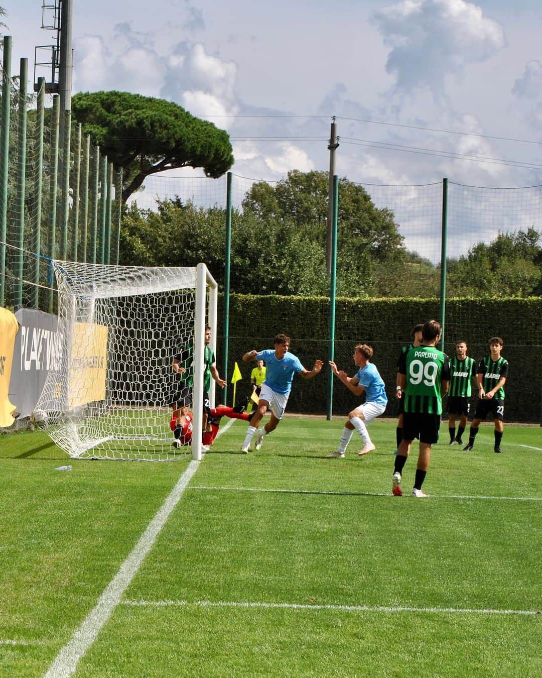 SSラツィオのインスタグラム：「👏 Questa squadra non molla. 𝗠𝗔𝗜. Dutu ci regala tre punti all’ultimo respiro!  #LazioSassuolo #Primavera1TIM 🇮🇹  #AvantiLazio 🦅」