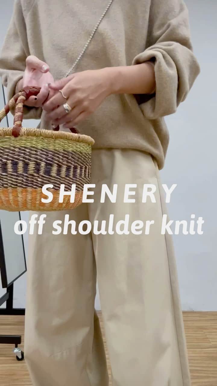 川島幸恵のインスタグラム：「🍂🥨🍯🥜 ⁡ ようやくリアルに着れそうなオフショルダーニット！ 大好きなベージュのワントーンコーデで🫶 ⁡ ⁡ #SHENERY_official #knit #pants #SHENERY #bangls #tiffany #bag  #fashion #styling #ニット #ニットコーデ」