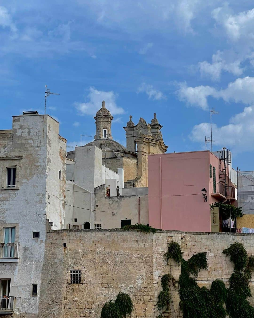 デレク ラムのインスタグラム：「The little pink house….#heavenly #puglia」