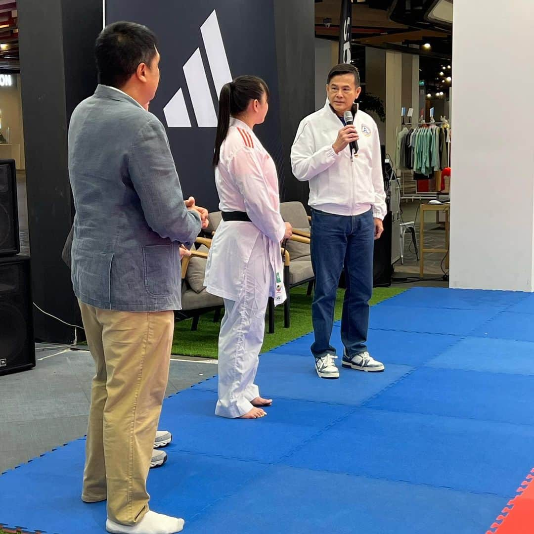 植草歩さんのインスタグラム写真 - (植草歩Instagram)「Thailand seminar🐘🇹🇭🥊  招待してくれた @penncombatsports_adidas  山根さん本当にありがとうございました🩷 素晴らしいナショナルチームの選手や子供たちと練習できて たくさんのエナジーをもらいました💪🏻！ そしてポテンシャルの高さに驚きました😲 その中でも楽しそうに空手を楽しむ姿に私も幸せになりました🩷  また会えるのを楽しみにしています🫶 本当に本当に本当にありがとう🌹💗✨✨   #adidas #adidaskarate   #teamadidas   #thailand  #タイ  #タイ旅行」9月23日 20時09分 - ayayumin0725