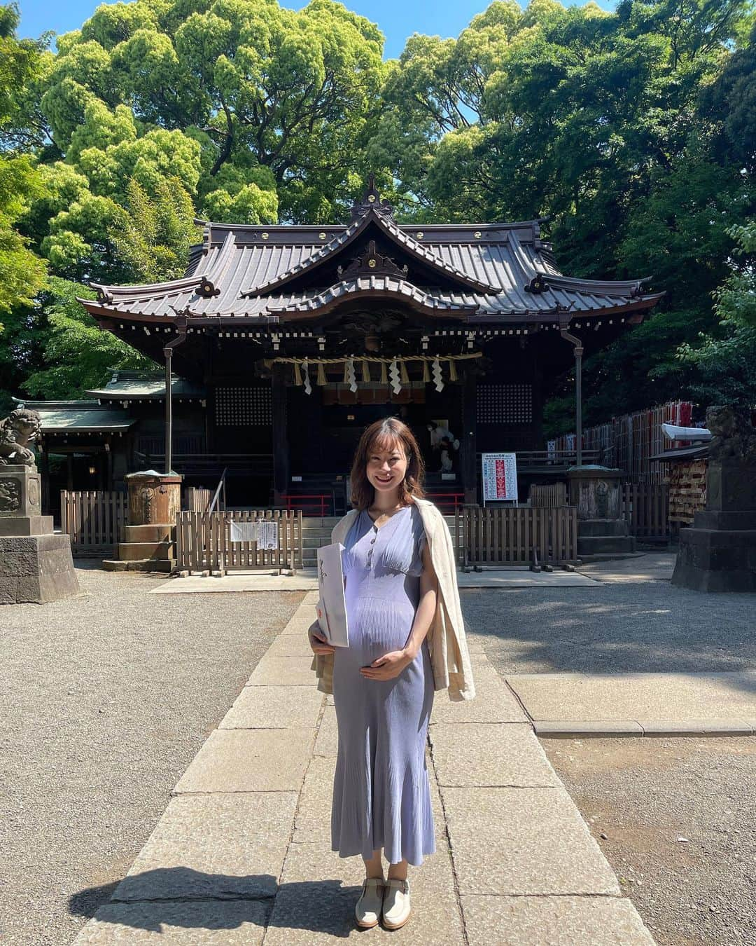 伊藤沙織さんのインスタグラム写真 - (伊藤沙織Instagram)「東京に戻って来て、1週間。 なんだかすごーく長く感じたのは充実した毎日を過ごしているからかも☺️  写真は、5月の戌の日に安産祈願してもらった代々木八幡宮⛩ 事前予約が出来るのでスムーズでした🫶  3枚目以降は、北海道旅行で訪れた西野神社。 安産の象徴である犬の像があって、生まれてくる子供の干支の子犬を撫でるとご利益があるそうです🐶  安産祈願のおかげで、母子共にいまこうして健康に過ごせています🥹🙏  #安産祈願 #戌の日 #戌の日安産祈願」9月23日 20時10分 - saori__ito