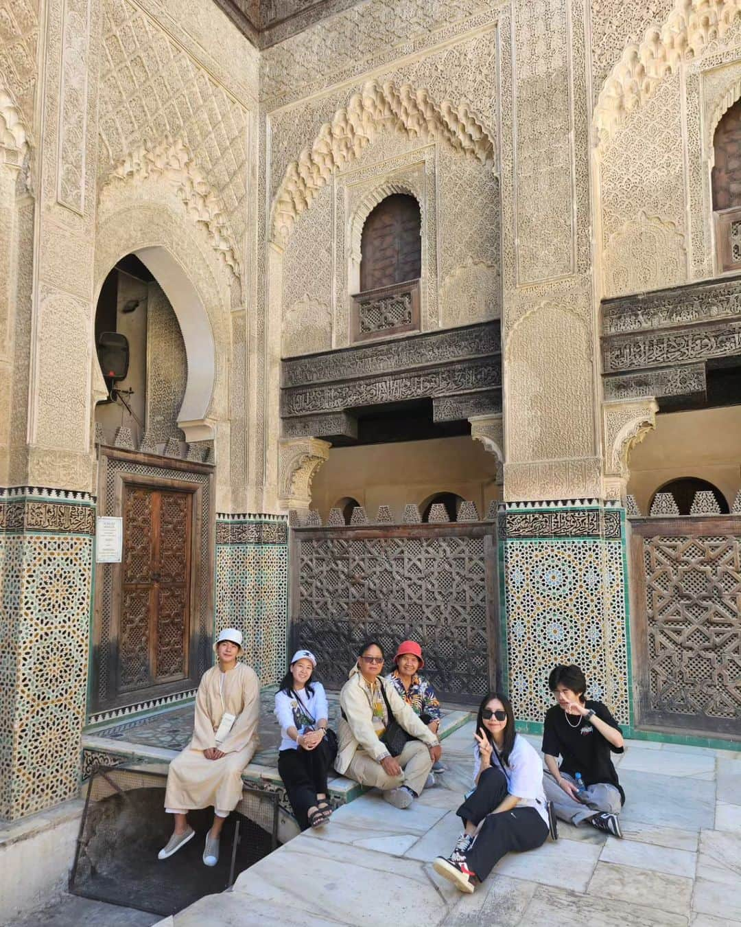 アイス・サランユーさんのインスタグラム写真 - (アイス・サランユーInstagram)「ปิดท้ายรูปทริป Morocco นี้ด้วย 🔺️ความงามของสถาปัตในโรงเรียนศาสนาอายุกว่า100ปี  🔺️ความมีชีวิตชีวาของตลาดเก่าเมืองเฟส 🔺️ความน่าสนใจของการทำอุตสาหกรรมเครื่องหนังระดับโลกของโมรอคโค 🔺️และความอลังการแบบสุดๆของห้องอาหาร5ดาวที่ถูกจัดขึ้นจากพื้นที่วังเก่าอายุกว่า100ปี  รูปที่เหลืออีก แสนรูป ลงใน @icesarunyu_official #icesarunyuinmorocco  #icesarunyuaroundtheworld」9月23日 20時20分 - icesarunyu