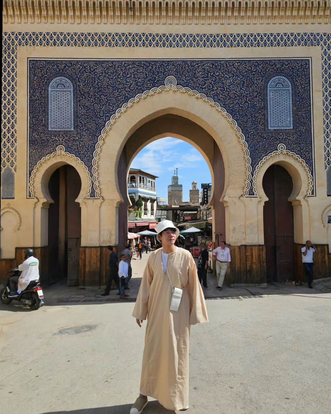 アイス・サランユーのインスタグラム：「ปิดท้ายรูปทริป Morocco นี้ด้วย 🔺️ความงามของสถาปัตในโรงเรียนศาสนาอายุกว่า100ปี  🔺️ความมีชีวิตชีวาของตลาดเก่าเมืองเฟส 🔺️ความน่าสนใจของการทำอุตสาหกรรมเครื่องหนังระดับโลกของโมรอคโค 🔺️และความอลังการแบบสุดๆของห้องอาหาร5ดาวที่ถูกจัดขึ้นจากพื้นที่วังเก่าอายุกว่า100ปี  รูปที่เหลืออีก แสนรูป ลงใน @icesarunyu_official #icesarunyuinmorocco  #icesarunyuaroundtheworld」