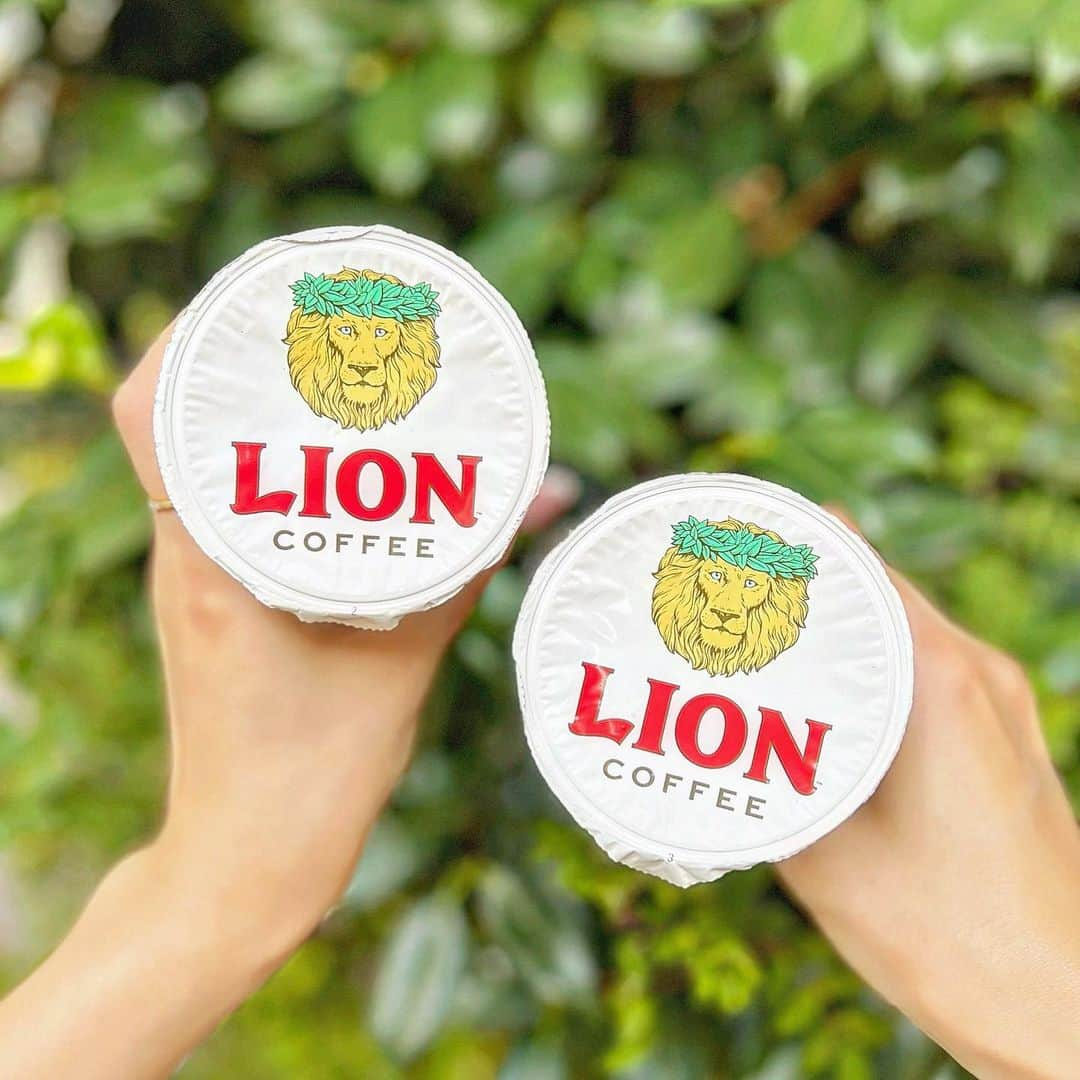 能美黎子さんのインスタグラム写真 - (能美黎子Instagram)「・ 新発売の期間限定ドリンク  「LION COFFEE バニラマカダミア カフェオレ」 @lioncoffee_japan   飲んだ瞬間、ハワイ気分🏝️  ハワイに行ったら必ず飲んでる ライオンコーヒーさん🌺  美味しい。。 バニラマカダミアの香りが飲んだ瞬間から香ってきて、 本当にそれだけでなんだか幸せ。  甘いけどスッキリしていて 美味しすぎて、  何回飲みながら、 美味しいって言ったかわからない。笑  9月5日からコンビニで発売されているみたいです！  期間限定なんて、悲しいな… 見つけたら絶対に買おう！  #PR#ライオンコーヒー#期間限定 #期間限定ドリンク #コンビニ限定 #限定に弱い #おすすめドリンク#カフェオレ#カフェオレ好き #LIONCOFFEE #バニラマカダミア #ハワイ気分 #美味しい#ほっと一息 #仕事の合間に #コーヒー好き #新発売 #コーヒータイム #3時のおやつ#コンビニスイーツ」9月23日 20時20分 - reikonohmi