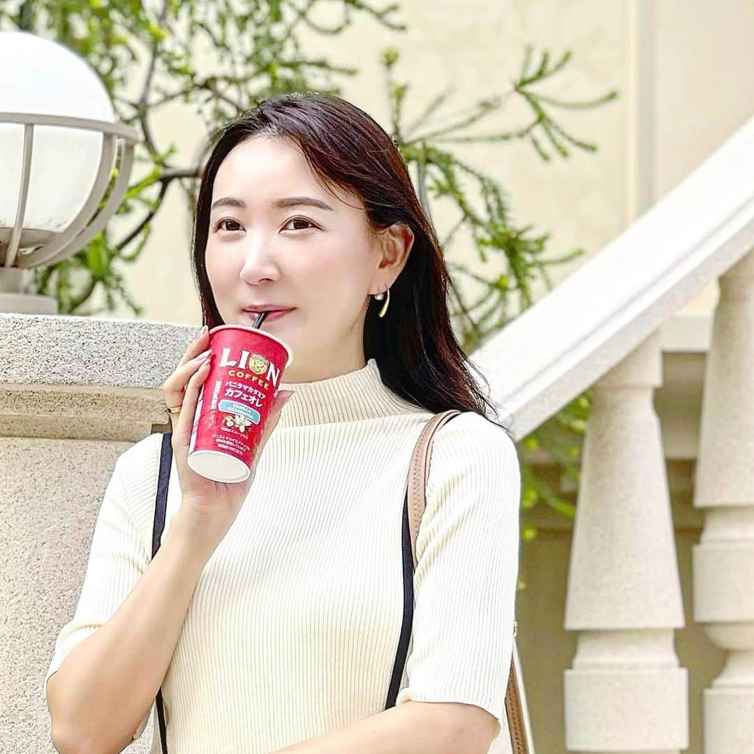 能美黎子さんのインスタグラム写真 - (能美黎子Instagram)「・ 新発売の期間限定ドリンク  「LION COFFEE バニラマカダミア カフェオレ」 @lioncoffee_japan   飲んだ瞬間、ハワイ気分🏝️  ハワイに行ったら必ず飲んでる ライオンコーヒーさん🌺  美味しい。。 バニラマカダミアの香りが飲んだ瞬間から香ってきて、 本当にそれだけでなんだか幸せ。  甘いけどスッキリしていて 美味しすぎて、  何回飲みながら、 美味しいって言ったかわからない。笑  9月5日からコンビニで発売されているみたいです！  期間限定なんて、悲しいな… 見つけたら絶対に買おう！  #PR#ライオンコーヒー#期間限定 #期間限定ドリンク #コンビニ限定 #限定に弱い #おすすめドリンク#カフェオレ#カフェオレ好き #LIONCOFFEE #バニラマカダミア #ハワイ気分 #美味しい#ほっと一息 #仕事の合間に #コーヒー好き #新発売 #コーヒータイム #3時のおやつ#コンビニスイーツ」9月23日 20時20分 - reikonohmi