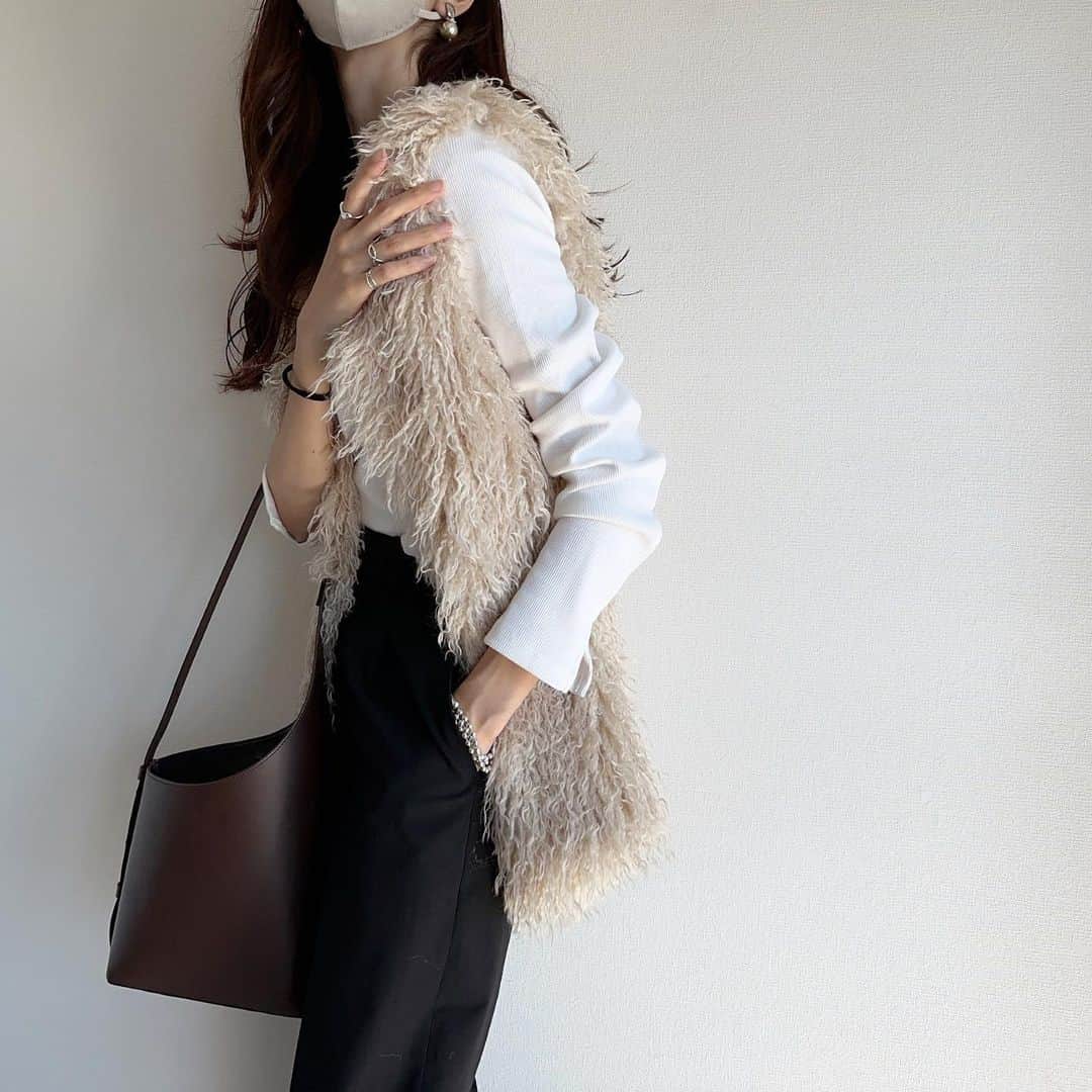 のインスタグラム：「@fifth_store のプードルファーベスト♡ もふもふで肌触り良き💕30%offクーポン出てます😘  ファーベストを羽織るだけでシンプルコーデが一気に存在感たっぷりに🥰 ワンピースに合わせても◎  vest▶︎ @fifth_store プードルファーベスト /ベージュMサイズ tops▶︎gu リブクロップドT /Mサイズ pants▶︎UNIQLO タックワイドパンツ /旧ワンタック着丈長めタイプXSサイズ one-piece▶︎UNIQLO コットンブレンドニットワンピース /Mサイズ  #fifth #フィフス #フィフスタイル #fifthtl #プードルファーベスト」