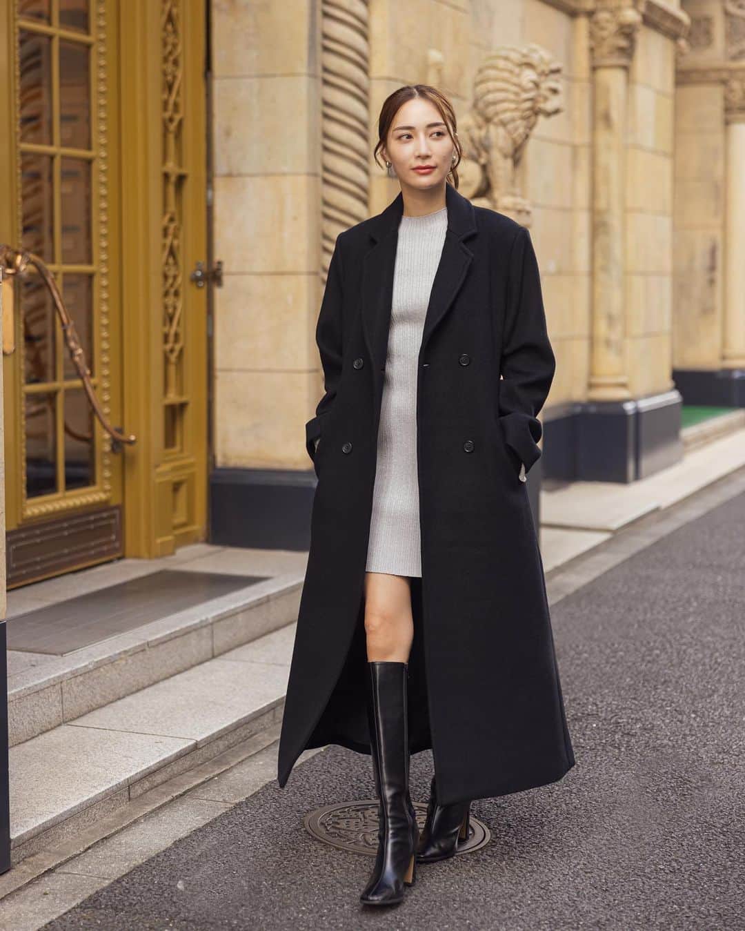 デュラスアンビエントのインスタグラム：「𝐀𝐌𝐁𝐈𝐄𝐍𝐓 × 𝐊𝐄𝐈𝐂𝐀 𝐍𝐀𝐊𝐀𝐒𝐇𝐈𝐌𝐀 𝟤𝟢𝟤𝟥 𝖠/𝖶 𝖲𝖯𝖤𝖢𝖨𝖠𝖫 𝖢𝖮𝖫𝖫𝖠𝖡𝖮𝖱𝖠𝖳𝖨𝖮𝖭 𝖵𝖮𝖫.𝟣  #ダブルメルトンウールコート <Beige, Black> 【9/29(FRI)20:00-】  好評を博した初回コラボコートの、アップデート版ともいえる渾身作。  メルトン加工を施した滑らかなウール生地は、二重織りで高密度に仕上げ、より温かく。  肉厚で重厚感がありながらもこの軽さが叶うのは、高品質な生地がなせる技と言えます。  長めの丈感で、ストンと落ちるシルエットが縦を強調し、肩パッドで輪郭付けることで、着膨れ感なくスッキリとした印象に。  "いいものを永く"という、KEICAさんの変わらない思いを体現した名品です。  💡コラボ第一弾アイテムを詳しくご紹介した特集ページはサイトTOPページよりご覧頂けます。  ＿＿＿＿＿＿＿＿＿＿＿ ✔︎ @ambient_styling #AMBIENT #ambient_official #ambientstyle #アンビエント #23aw #中島ケイカ」