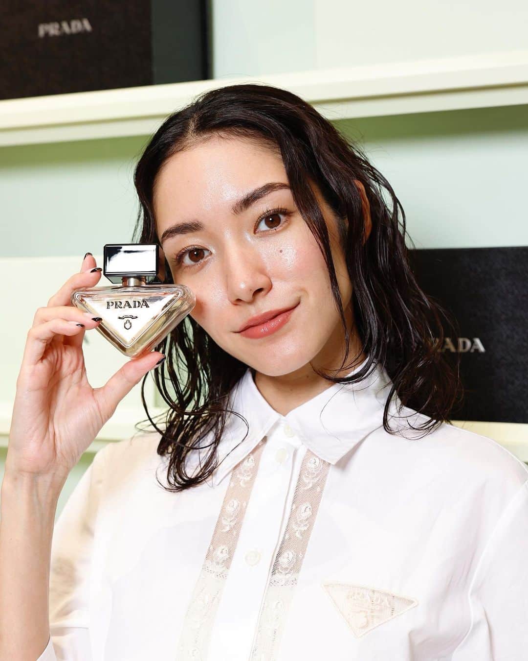 のインスタグラム：「@prada PRADA PARADOXE🖤   PRADAの新しいアイコンフレグランス#PradaParadoxe のPOP UPへ  PRADAの象徴ともいえる トライアングルのデザインが可愛いくて素敵🫶✨  新宿伊勢丹１階で9/20-9/26までやっているのでぜひ行ってみてね♡」