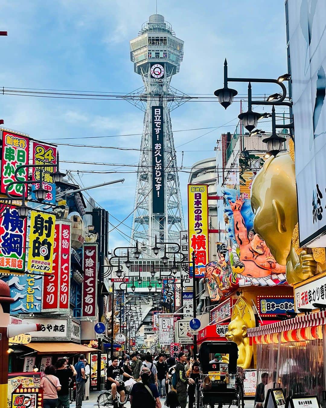 桂きん太郎のインスタグラム：「#通天閣 時計の位置が変わりましたね。  LEDになったのは ニュースになってましたが 時計の位置の事は どこにも書いてませんでした。  以前は四天王寺から見えるように 東向きについていたのが 今は観光客に見えるように 南向きになりました。  時代の流れを感じる今日この頃。  #落語 #大阪 #大阪観光ナビゲーター」