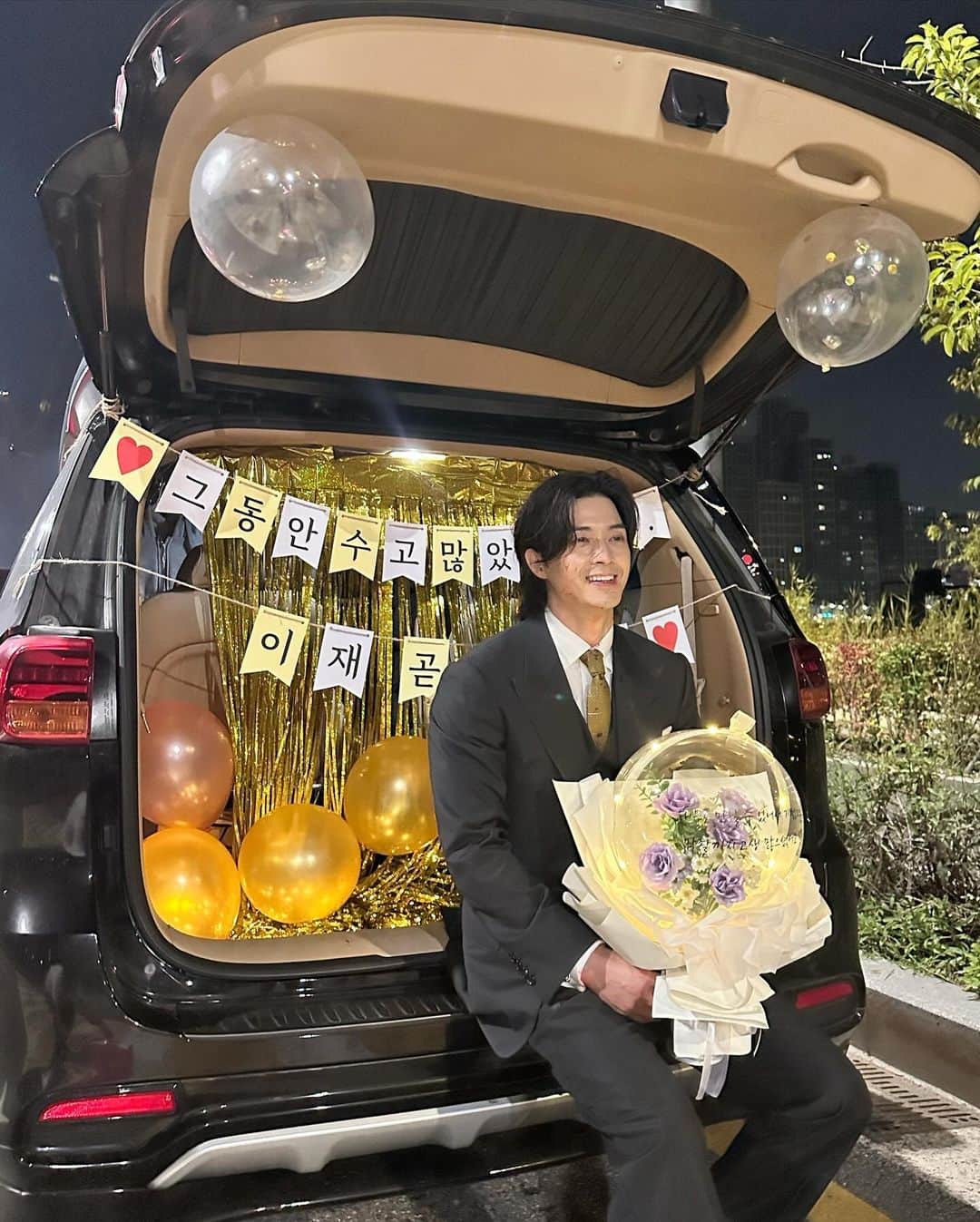 キム・ジフンさんのインスタグラム写真 - (キム・ジフンInstagram)「_  추웠던 봄서부터 뜨거운 여름을 지나 선선한 가을이 오기까지 유난히 길고 지난하게 느껴졌던 지난 6개월이 주마등처럼… 부족하지만 제 모든걸 쏟아부었네요   모두모두 정말 고생 많으셨습니다!  멋진 작품으로 찾아갈게요  #이재곧죽습니다  드디어 촬영종료!!」9月23日 20時13分 - jiraishin99
