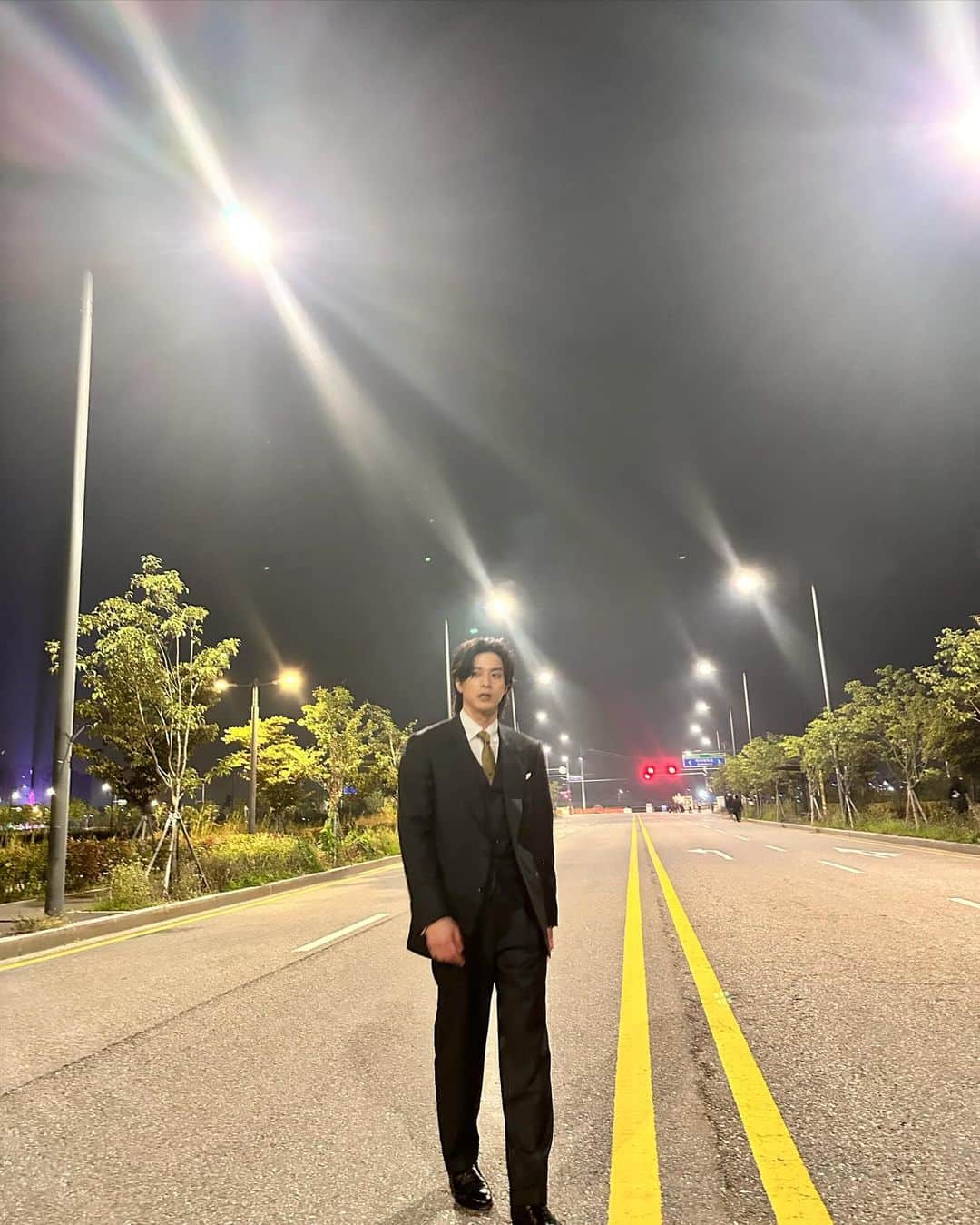 キム・ジフンさんのインスタグラム写真 - (キム・ジフンInstagram)「_  추웠던 봄서부터 뜨거운 여름을 지나 선선한 가을이 오기까지 유난히 길고 지난하게 느껴졌던 지난 6개월이 주마등처럼… 부족하지만 제 모든걸 쏟아부었네요   모두모두 정말 고생 많으셨습니다!  멋진 작품으로 찾아갈게요  #이재곧죽습니다  드디어 촬영종료!!」9月23日 20時13分 - jiraishin99