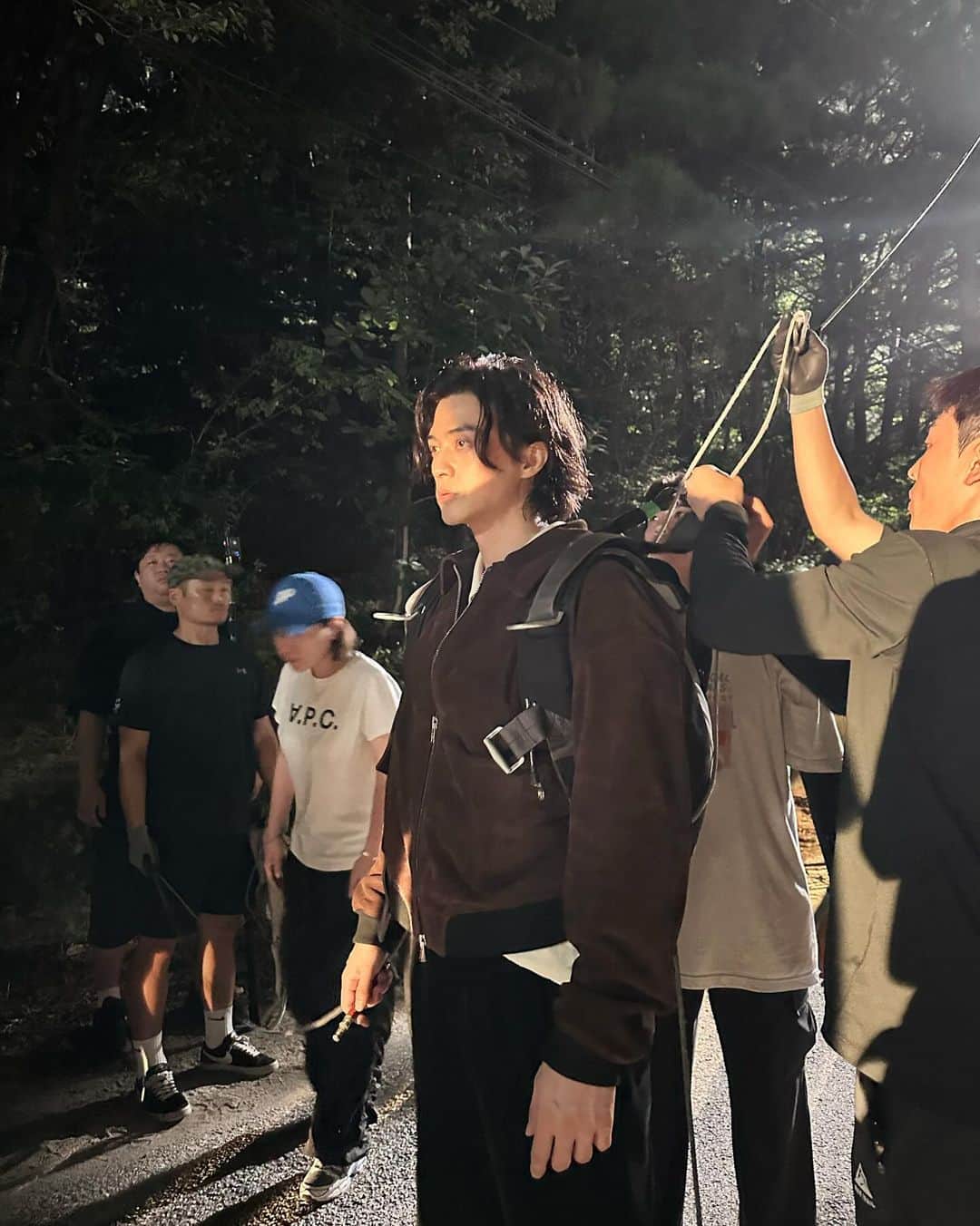 キム・ジフンさんのインスタグラム写真 - (キム・ジフンInstagram)「_  추웠던 봄서부터 뜨거운 여름을 지나 선선한 가을이 오기까지 유난히 길고 지난하게 느껴졌던 지난 6개월이 주마등처럼… 부족하지만 제 모든걸 쏟아부었네요   모두모두 정말 고생 많으셨습니다!  멋진 작품으로 찾아갈게요  #이재곧죽습니다  드디어 촬영종료!!」9月23日 20時13分 - jiraishin99