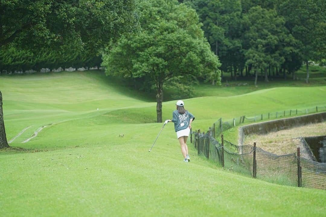 井上奈保さんのインスタグラム写真 - (井上奈保Instagram)「🌧️🌦️☁️🌥️⛅️🌤️ #golflife 自分のスコアと戦った日 中々簡単には目標を超えさせてくれない.. でも苦手すぎた7番アイアンを克服出来たので良しとする！ また次回頑張ります！ 110切りへの道のりが遠い。。笑  すっかり秋っぽ🌾  #ゴルフ女子 #ゴルフウェア #カジュアルゴルフ」9月23日 20時13分 - inouenaho1207