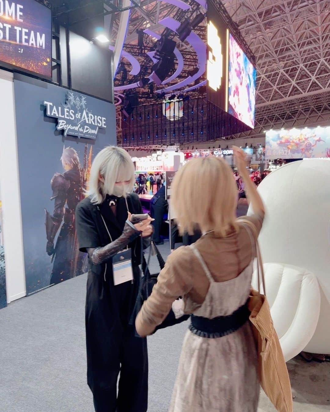 こばしり。さんのインスタグラム写真 - (こばしり。Instagram)「東京ゲームショウ 2023にこの子ちゃん、藍里ちゃんと行ってきました🎮  新作ゲームが沢山で...楽しすぎた!!!! 龍が如く8も体験プレイ出来たり、それぞれのコーナーもファンが楽しめる要素沢山で見てて幸せでした👼🏻  ホラーゲームのVRもした！ VRの空気感とか音とか臨場感たっぷり過ぎてめっちゃ叫んでしまった、多分あと15分長かったら気失ってた🫠 でも楽しかったよ💭  物販で、桐生一馬Tシャツと春日一番Tシャツ買った👕着るの楽しみ👕  #metalgearsolid #vantangameacademy #ドラゴンクエストモンスターズ3 #ハリーポッター #tekken8」9月23日 20時15分 - lovetomato_24