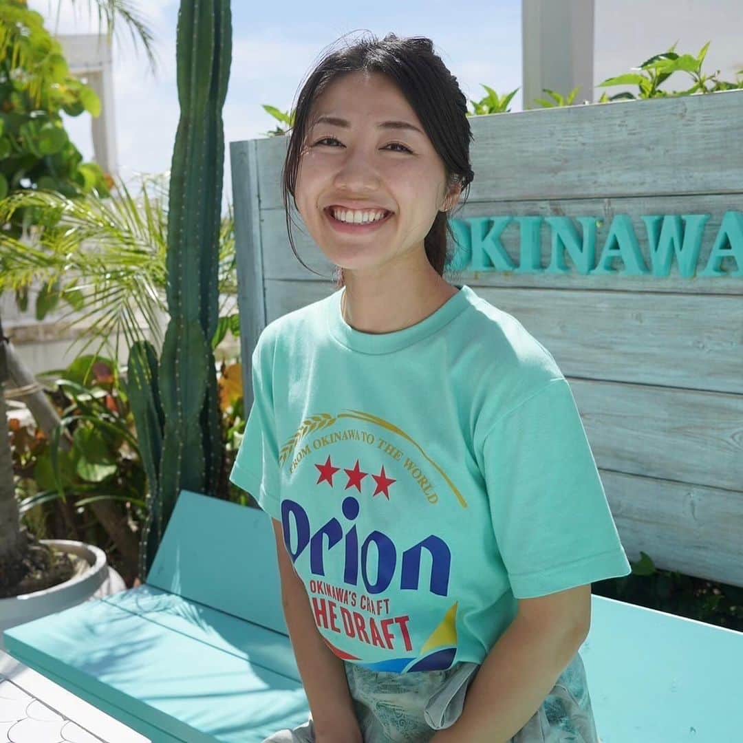 Yuri Sakuraiさんのインスタグラム写真 - (Yuri SakuraiInstagram)「その色のオリオンTシャツって どこで売っているんですか？  と連日店頭、SNSで お問い合わせ頂いている カフェのスタッフユニフォームの ＂琉球ブルーのOrion Tシャツ＂！！  Orion Tシャツは、 沖縄旅行中、カップルや、友達同士、家族で みんなでお揃いで着るのが定番になりつつあり、 観光気分を更に盛り上げるアイテムの1つに なっています！  自分たちがメインカラーとしている 琉球ブルーのユニフォームに変えたいと 思っている中で見つけたのが こちらの色のOrion Tシャツです！！  自分たちも県内の商業施設などに行き、 在庫がないか調べたのですが、 残念ながら、現在、製造されていないそうで、 ほとんど在庫がないそうです。  沖縄の楽しかった思い出を写真に残すのに、 盛り上げるアイテムとして、 自分たちがこだわっている琉球ブルーの Orion Tシャツしたいと思い、 ただいま、作成をして頂けることになった、 業務さんとやりとりさせて頂いておりますので、 もう少々お待ちください☆  #orion #tシャツ#オリオンビール #オリオン#生ビール #beer #鯖バーガー#ハンバーガー #沖縄#沖縄カフェ#沖縄南部カフェ#沖縄観光 #沖縄絶景#沖縄ランチ #沖縄グルメ#海の見えるカフェ#沖縄スイーツ #沖縄ハンバーガー#沖縄旅行#沖縄旅#沖縄土産 #瀬長島#ウミカジテラス#瀬長島ウミカジテラス #𝗆𝗄𝖼𝖺𝖿𝖾#𝗈𝗄𝗂𝗇𝖺𝗐𝖺#𝗎𝗆𝗂𝗄𝖺𝗃𝗂𝗍𝖾𝗋𝗋𝖺𝖼𝖾#𝗈𝗄𝗂𝗇𝖺𝗐𝖺𝗅𝗂𝖿𝖾」9月23日 20時15分 - yuri_sakuraiii