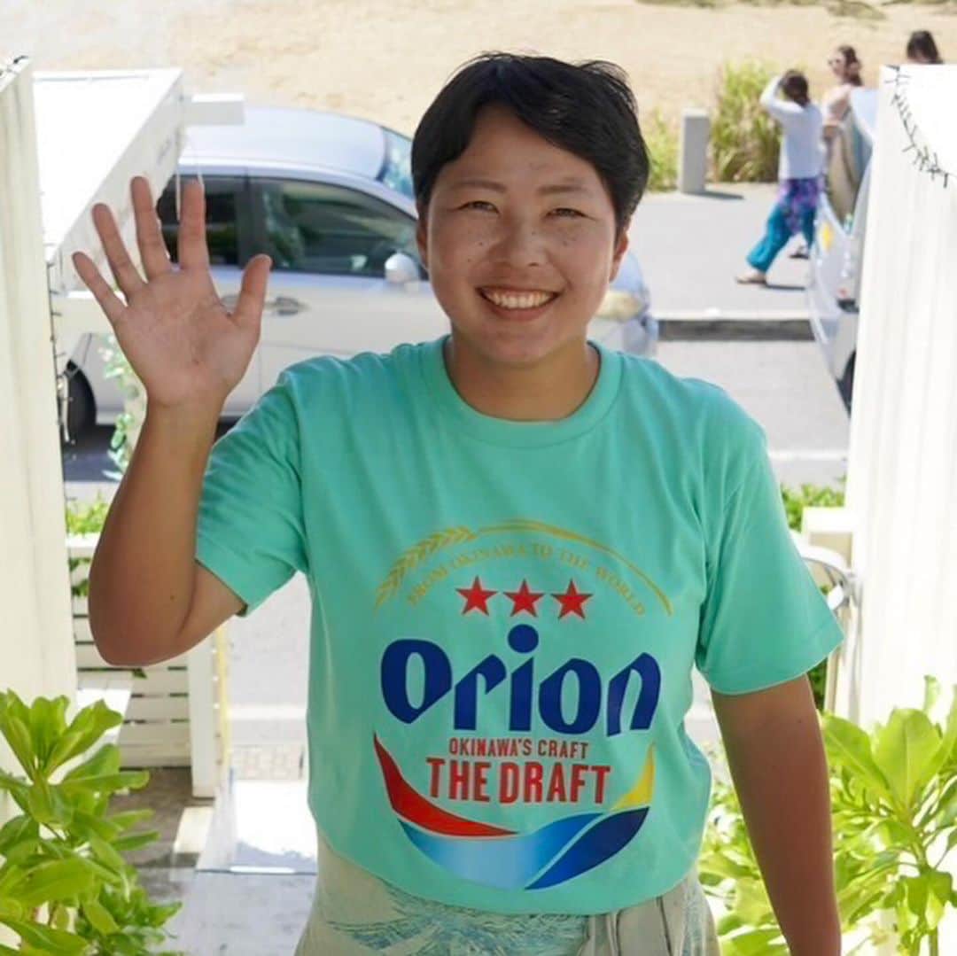 Yuri Sakuraiさんのインスタグラム写真 - (Yuri SakuraiInstagram)「その色のオリオンTシャツって どこで売っているんですか？  と連日店頭、SNSで お問い合わせ頂いている カフェのスタッフユニフォームの ＂琉球ブルーのOrion Tシャツ＂！！  Orion Tシャツは、 沖縄旅行中、カップルや、友達同士、家族で みんなでお揃いで着るのが定番になりつつあり、 観光気分を更に盛り上げるアイテムの1つに なっています！  自分たちがメインカラーとしている 琉球ブルーのユニフォームに変えたいと 思っている中で見つけたのが こちらの色のOrion Tシャツです！！  自分たちも県内の商業施設などに行き、 在庫がないか調べたのですが、 残念ながら、現在、製造されていないそうで、 ほとんど在庫がないそうです。  沖縄の楽しかった思い出を写真に残すのに、 盛り上げるアイテムとして、 自分たちがこだわっている琉球ブルーの Orion Tシャツしたいと思い、 ただいま、作成をして頂けることになった、 業務さんとやりとりさせて頂いておりますので、 もう少々お待ちください☆  #orion #tシャツ#オリオンビール #オリオン#生ビール #beer #鯖バーガー#ハンバーガー #沖縄#沖縄カフェ#沖縄南部カフェ#沖縄観光 #沖縄絶景#沖縄ランチ #沖縄グルメ#海の見えるカフェ#沖縄スイーツ #沖縄ハンバーガー#沖縄旅行#沖縄旅#沖縄土産 #瀬長島#ウミカジテラス#瀬長島ウミカジテラス #𝗆𝗄𝖼𝖺𝖿𝖾#𝗈𝗄𝗂𝗇𝖺𝗐𝖺#𝗎𝗆𝗂𝗄𝖺𝗃𝗂𝗍𝖾𝗋𝗋𝖺𝖼𝖾#𝗈𝗄𝗂𝗇𝖺𝗐𝖺𝗅𝗂𝖿𝖾」9月23日 20時15分 - yuri_sakuraiii