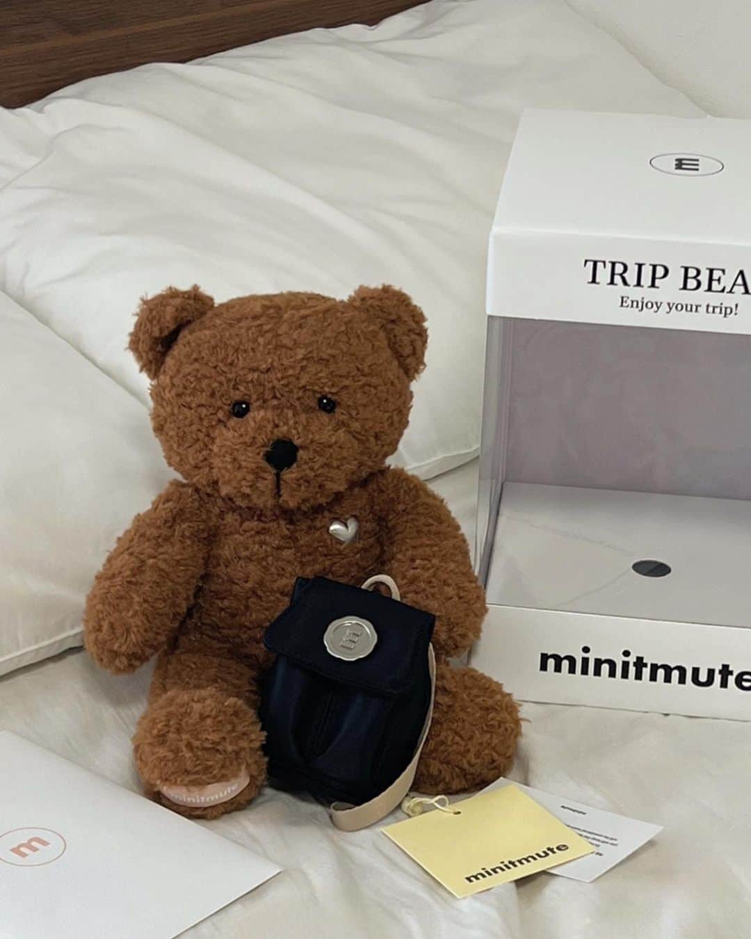 岡元優香のインスタグラム：「.  @minitmute の trip bear 🧸🤍  minitmuteの ミニバック背負ってて かわいい🤍🖤  #minitmute」