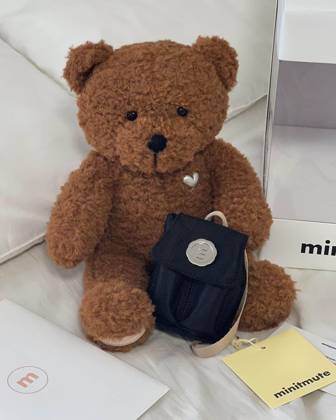 岡元優香さんのインスタグラム写真 - (岡元優香Instagram)「.  @minitmute の trip bear 🧸🤍  minitmuteの ミニバック背負ってて かわいい🤍🖤  #minitmute」9月23日 20時15分 - ___o3yuka._