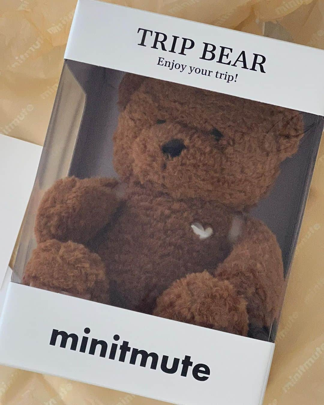 岡元優香さんのインスタグラム写真 - (岡元優香Instagram)「.  @minitmute の trip bear 🧸🤍  minitmuteの ミニバック背負ってて かわいい🤍🖤  #minitmute」9月23日 20時15分 - ___o3yuka._