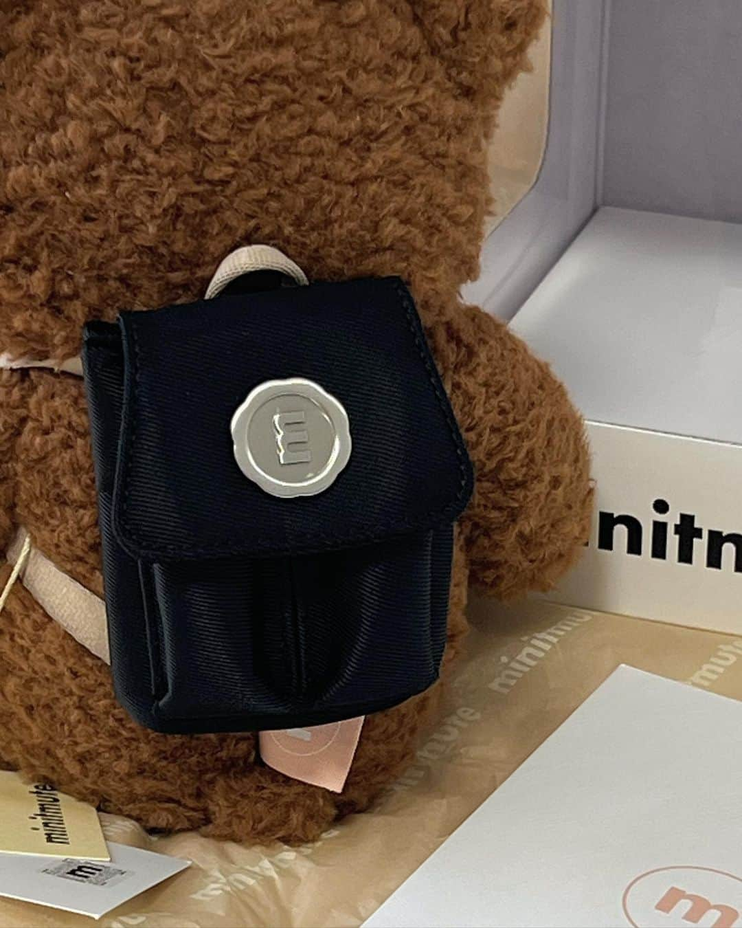 岡元優香さんのインスタグラム写真 - (岡元優香Instagram)「.  @minitmute の trip bear 🧸🤍  minitmuteの ミニバック背負ってて かわいい🤍🖤  #minitmute」9月23日 20時15分 - ___o3yuka._