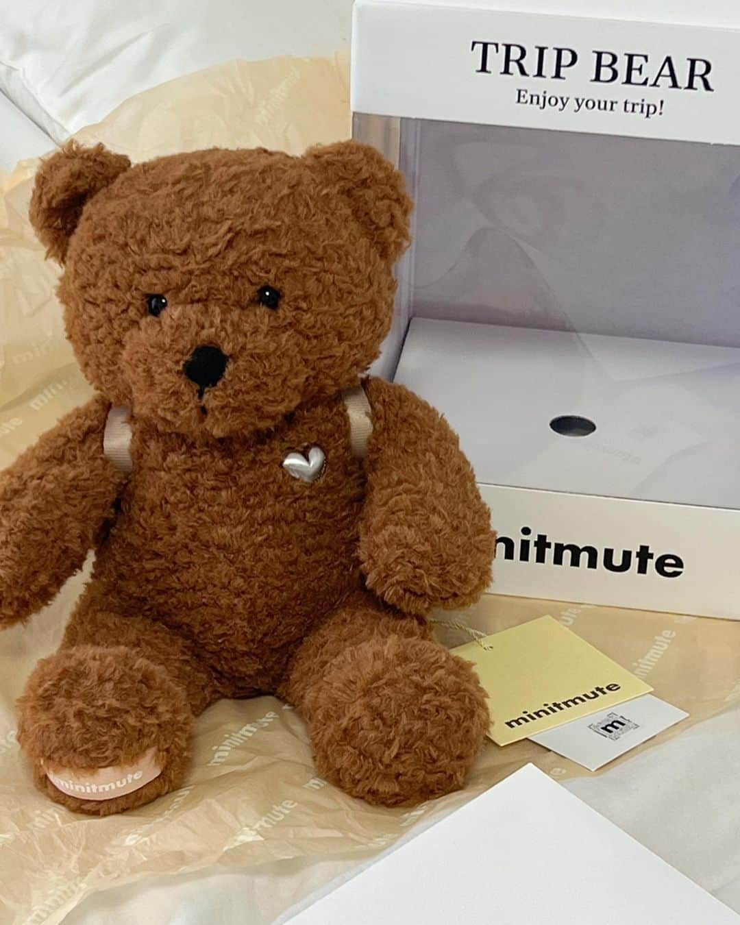 岡元優香さんのインスタグラム写真 - (岡元優香Instagram)「.  @minitmute の trip bear 🧸🤍  minitmuteの ミニバック背負ってて かわいい🤍🖤  #minitmute」9月23日 20時15分 - ___o3yuka._