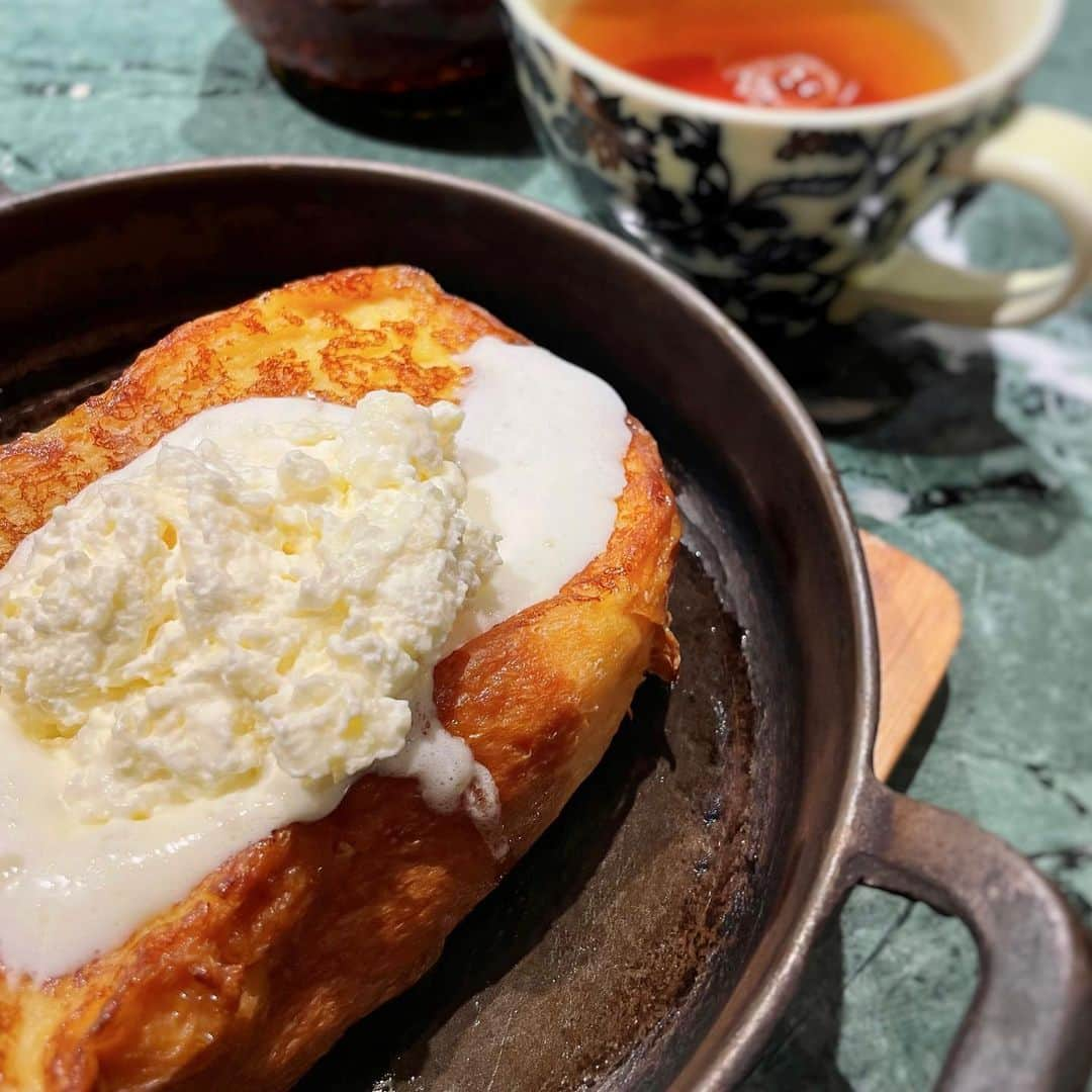 尾花貴絵さんのインスタグラム写真 - (尾花貴絵Instagram)「🍞 . まさに！"飲めるフレンチトースト" 🫠🫧  写真からだと伝わらないけれど ふわふわを超えて、とろっトロ…。 口の中で溶けていくフレンチトーストは初めて✨  一口食べる毎に感動する美味しさでした🥹💯👏🏻 このボリュームですが、あっという間に完食🙏🏻 . はぁぁぁ 美味しかったー！！！ また行きたいなっ♡ @thefrontroom_marunouchi  with @asuka.kuramochi_official  . . #cafe #thefrontroom #frenchtoast #tokyocafe #yummy」9月23日 20時15分 - kie_obana_