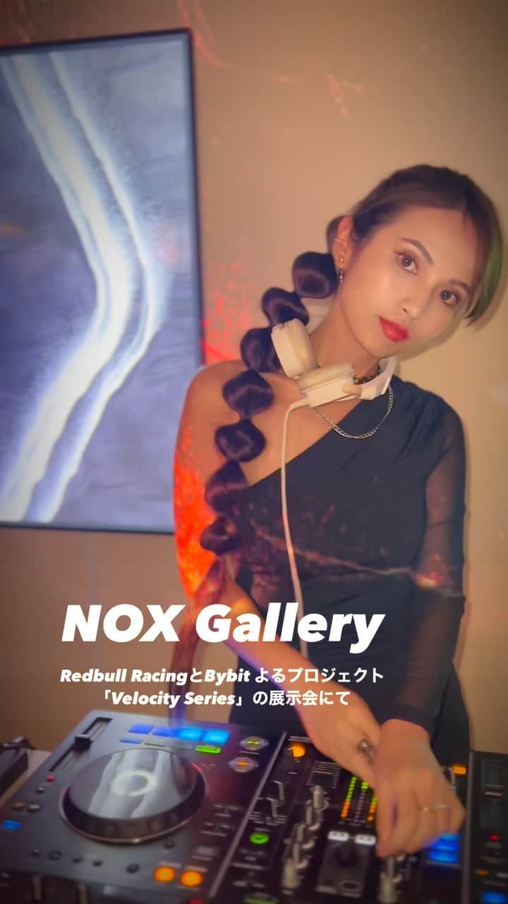 のインスタグラム：「恵比寿のNOX Gallery にてRedbull RacingとBybit よるプロジェクト「Velocity Series」展示会でDJでした🎧 お洒落な空間！ありがとうございました🖤  #トゲトゲつけたの #アーマーリング と。  #dj #djing #dj動画 #恵比寿 #noxgallery」