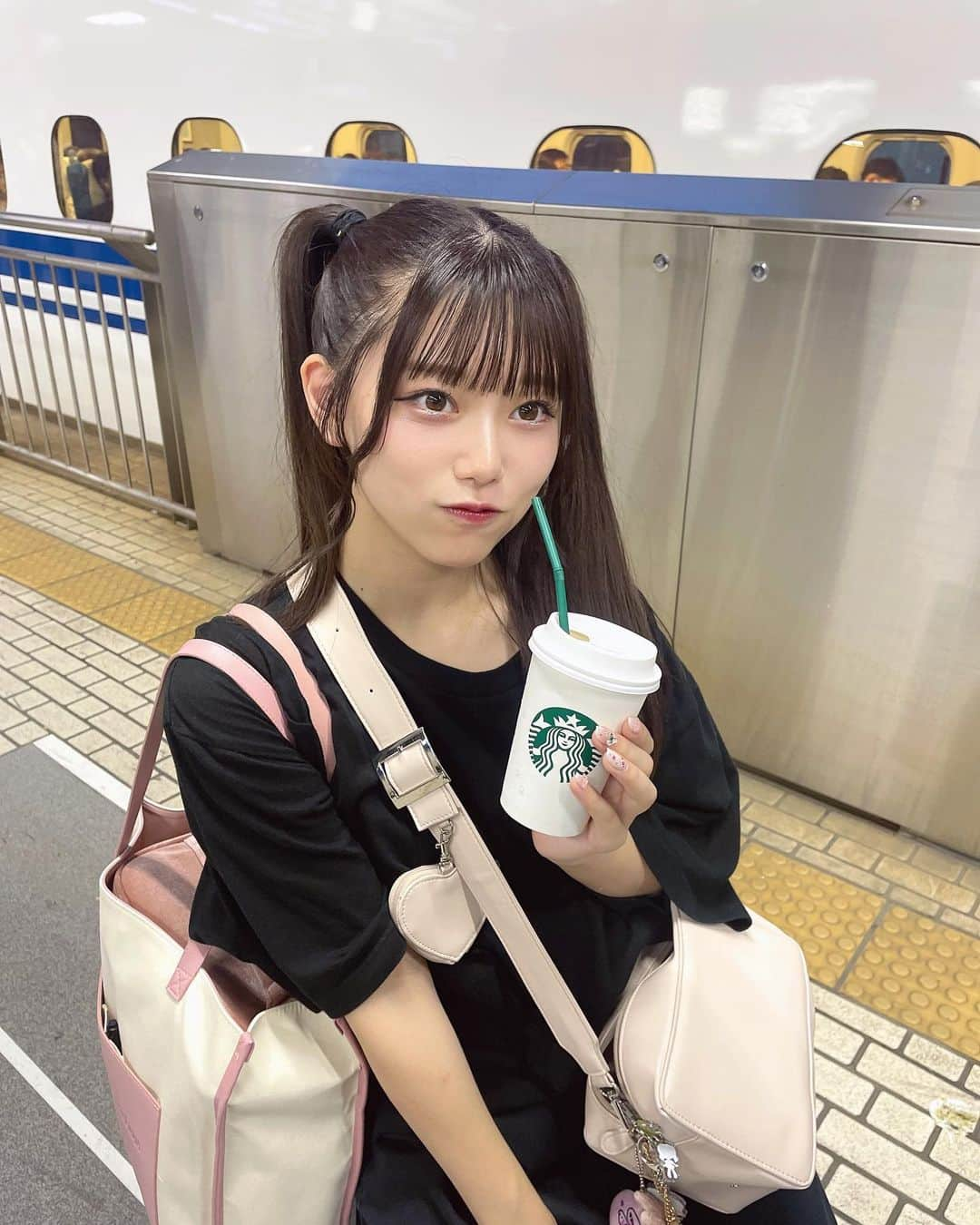 大場結女のインスタグラム：「新幹線だよ~🚅💨  荷物全部ピンクっ ピンク可愛い?🎀🫧  スタバはほうじ茶クラシックティーラテを再現したカスタムを飲んでるよっ♪  #スタバ#カスタム#ハーフツイン#新幹線 #新幹線なう  #名古屋 #名古屋駅  #アイドル」