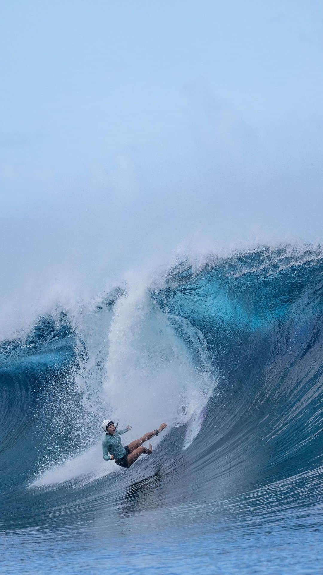 松田詩野のインスタグラム：「Teahupoo last time😬🌊💔 Excited to be going back 🏝️❤️‍🔥 📹 @keanu.moux  #teahupoo #waves #surf #surfing #tahiti」