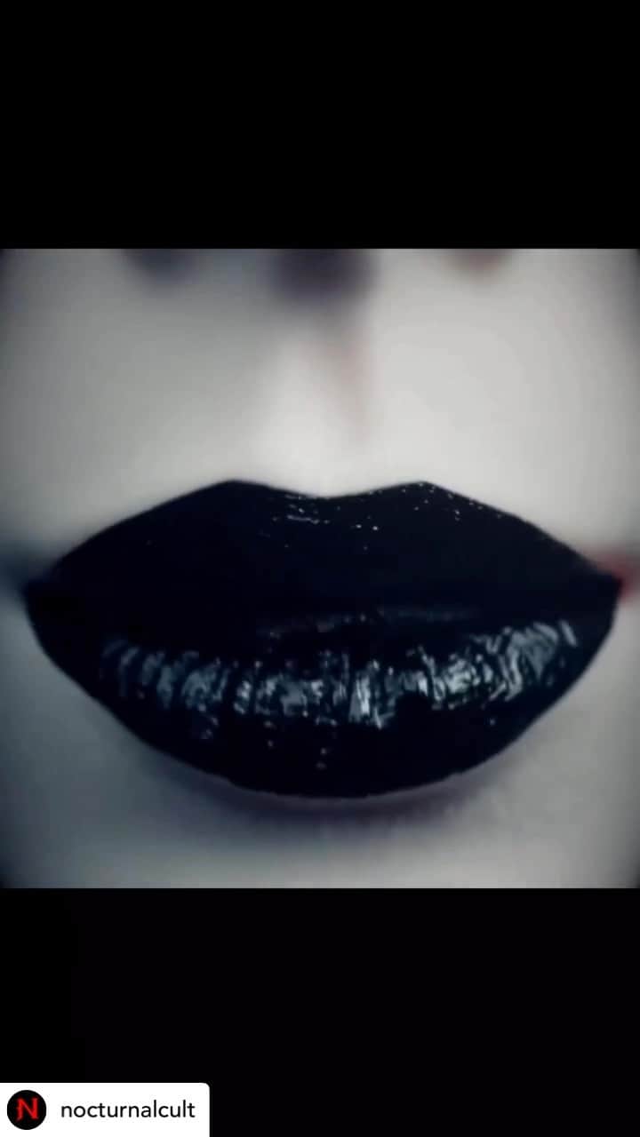 ValGarlandのインスタグラム：「‘Lip Hack’ ✔️✔️✔️  Major artwork by @mr.mooler 🖤🖤🖤 shared from @nocturnalcult  #somethingfortheweekend #valspiration #dingdong #valgarland #paintitblack」