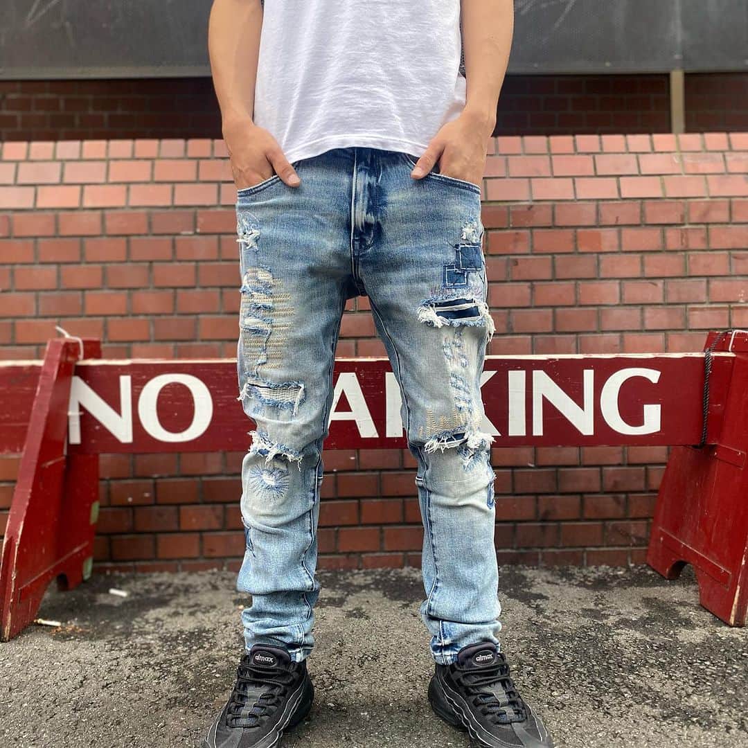 GROW AROUNDのインスタグラム：「#growaroundnewarrivals   老舗アンダーグラウンドブランド ''SMOKE RISE'' のセカンドラインである「BLEU NOIR」は、主にストリートやロックのカルチャーを提唱したハードなデザインを得意としている。  クラッシュダメージを施したデニムパンツになってます💁‍♂️  また、柔軟性を付与するスパンデックスを配合してます！！ WEBも完了してます✅」
