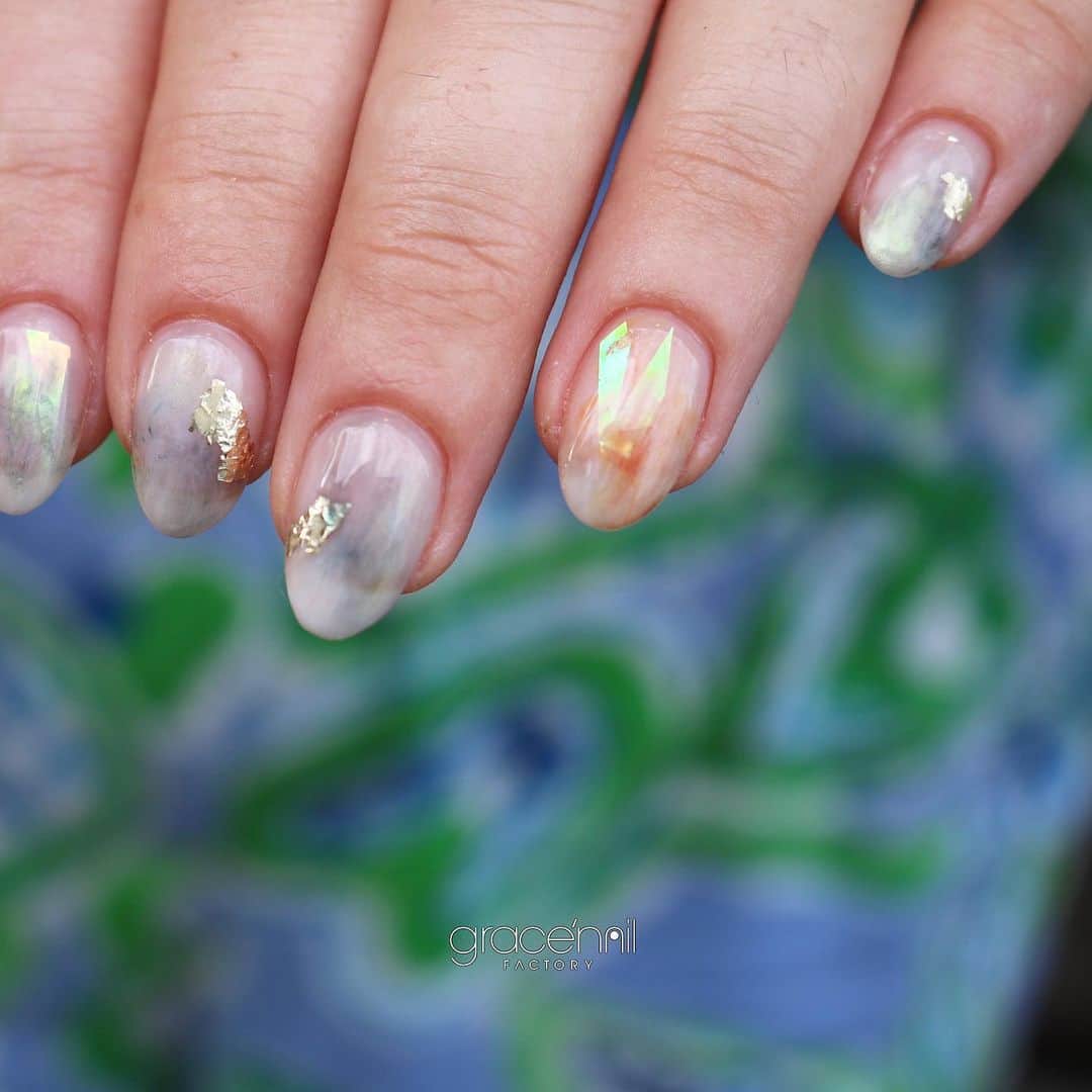 のインスタグラム：「オーロラフィルムと もやもやニュアンス  @gracenailfactory_kanon   ______________________ 《grace'nail factoryのこだわり》  ✔︎design policy ネイルは一番身近な芸術 お客様の満足、感動、好奇心を満たす、オリジナルアートのクリエイションにつとめております  ✔︎育爪policy お爪本来の力を育つよう 丁寧なケア、爪質改善のためのアプローチを行なっています  ・アセトン不使用（当店オフの場合」 ・フィルイン ・ウォーターケア付き ・お爪周りの角質ケア  お爪の健康を大切にしていきたい方 、爪質改善を求めている方、ジェルネイルの持ちを良くしたい方に 喜ばれています  ✔︎おもてなしpolicy お客様が【ここへ来たら元気になれる】と喜んでいただけるような〝心〟ある空間づくりを大切にしています  ✔︎エシカルへの取り組み 人への影響だけではなく、地球環境に配慮した良質な商材選びにこだわっています  ——  @gracenailfactory   大阪市西区南堀江1-21-9 南堀江ビル2階  ☞堀江公園のすぐそば ☞レンガ色の入り口  定休日/木曜日 平日10:00-18:30（最終受付） 土日祝11:00-18:30（最終受付）  #堀江ネイル　#マグネットネイル大阪 #大阪ネイルサロン #ウォーターケアのあるサロン  #育爪ネイルサロン  #フィルイン大阪 #個性派ネイル大阪 #カジュアルネイル大阪 #南堀江ネイルサロン #堀江ネイル #ニュアンスネイル大阪  #フットネイル大阪 #インクアート大阪  #ミラーネイル #大人カジュアルネイル #ネイリスト採用大阪 #巻き爪ケア大阪 #네일 #泡ネイル #バブルネイル #ネイリスト求人大阪 #秋ネイル #nail」